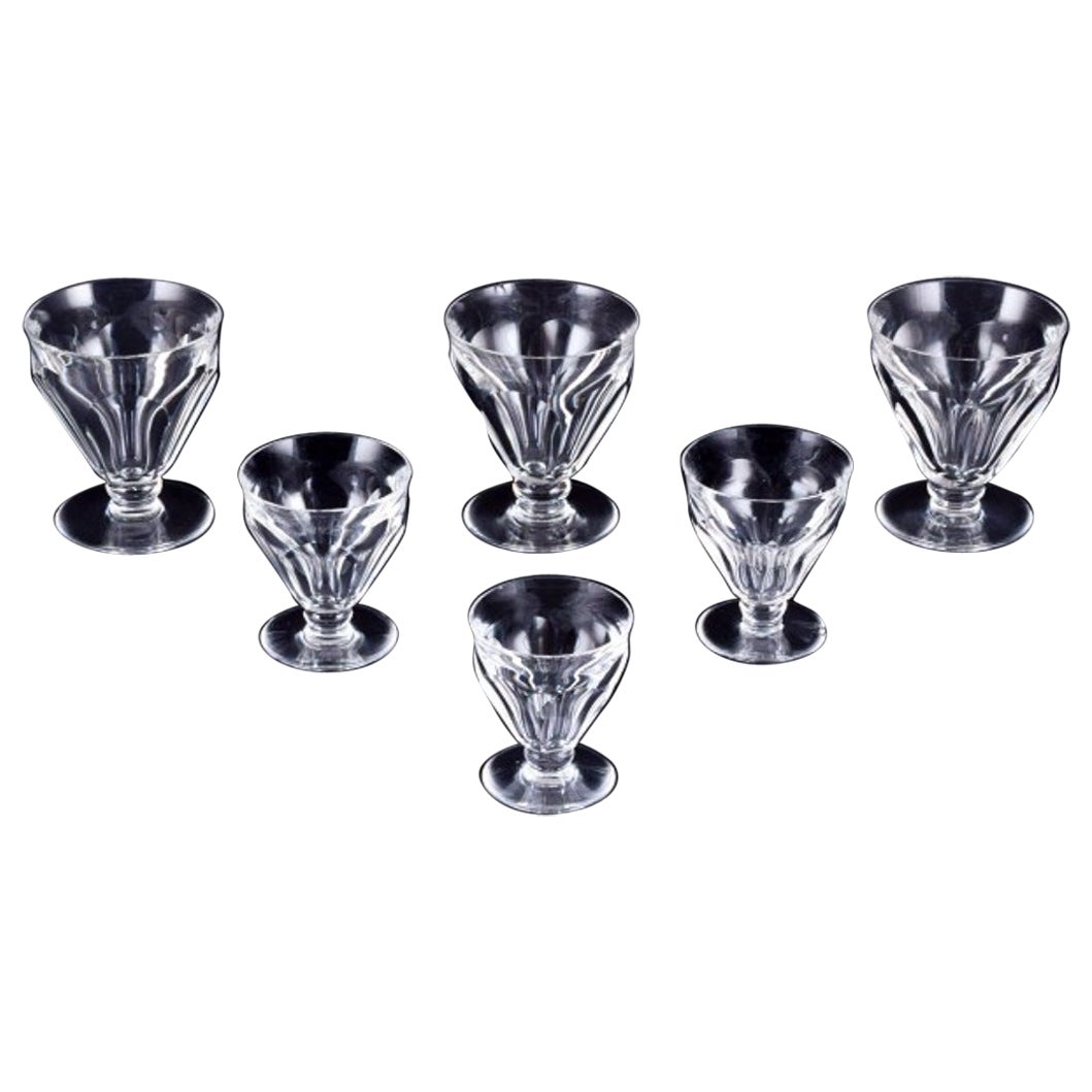 Baccarat, Frankreich. Set von sechs Art-Déco-Gläsern aus facettiertem Kristallglas. 