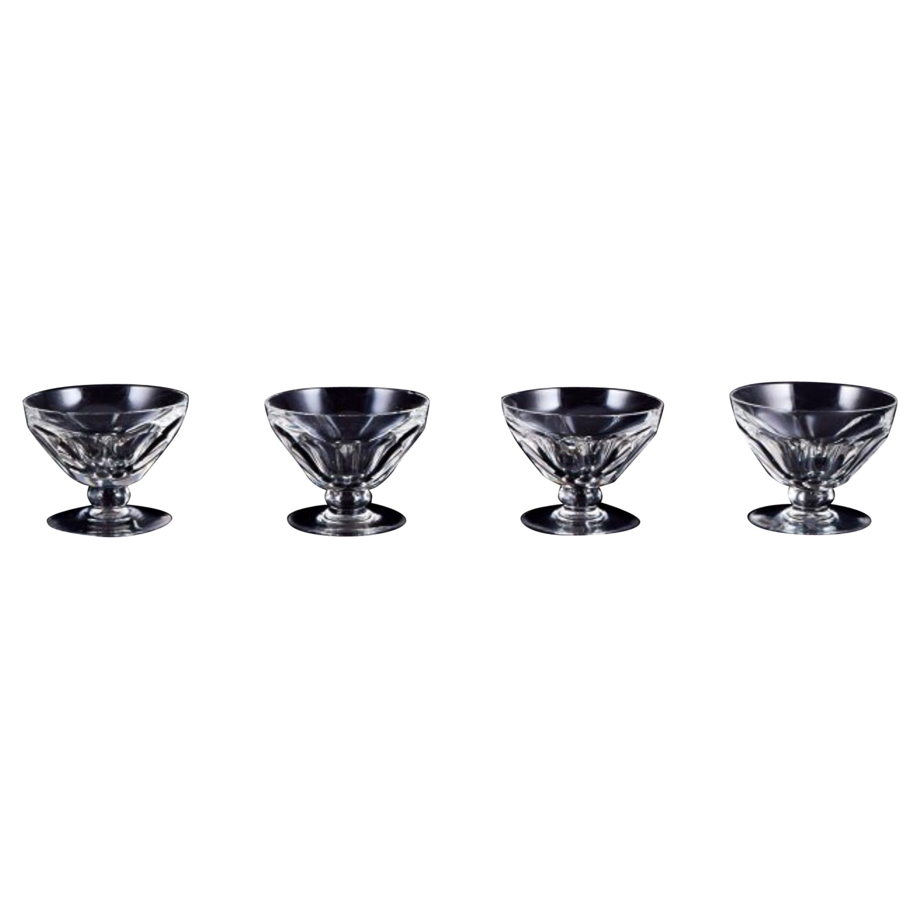 Baccarat, France. Set of four Art Deco champagne coupes in crystal glass For Sale