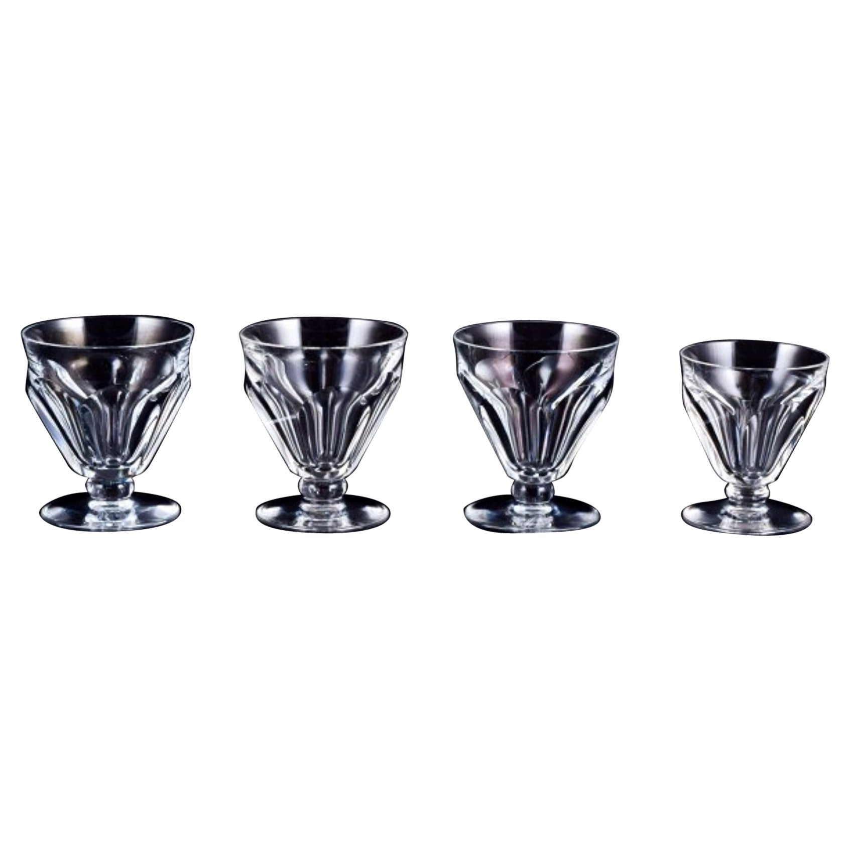 Baccarat, Frankreich. Set von vier Art-Déco-Gläsern aus facettiertem Kristallglas. 