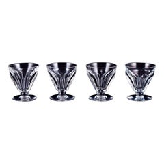 Baccarat, Frankreich. Set von vier weißen Art-Déco-Weingläsern aus Kristallglas