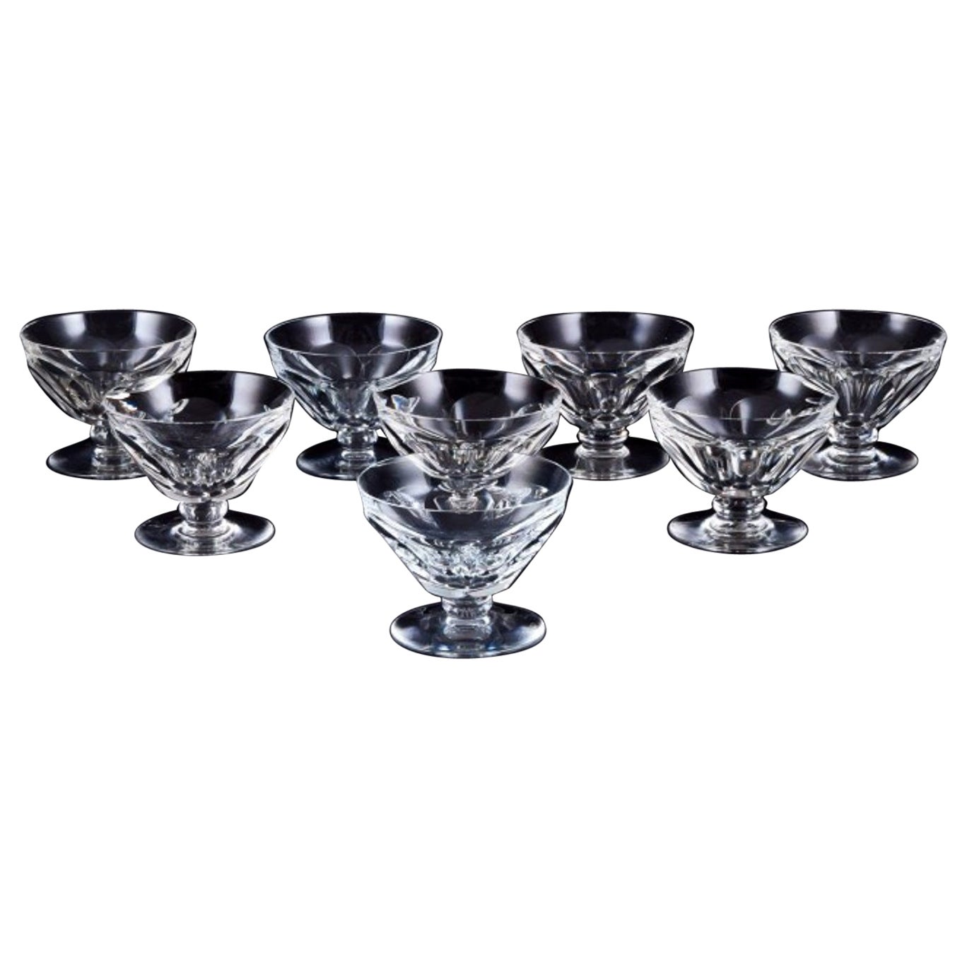 Baccarat, France. Set of eight Art Deco champagne coupes in crystal glass For Sale