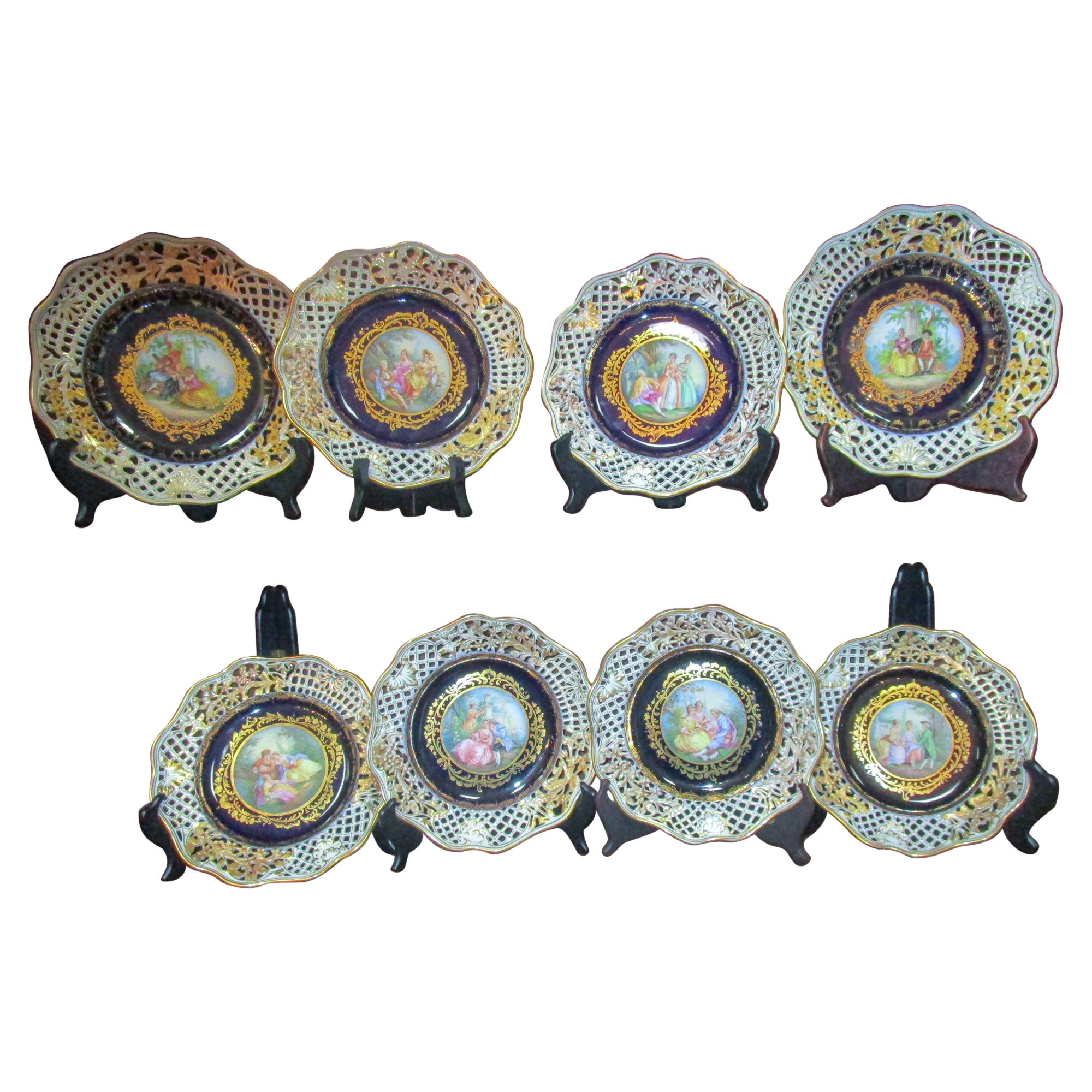 8 assiettes en porcelaine réticulée cobalt de Meissen, Allemagne, 19e siècle, avec scènes de couronnement en vente