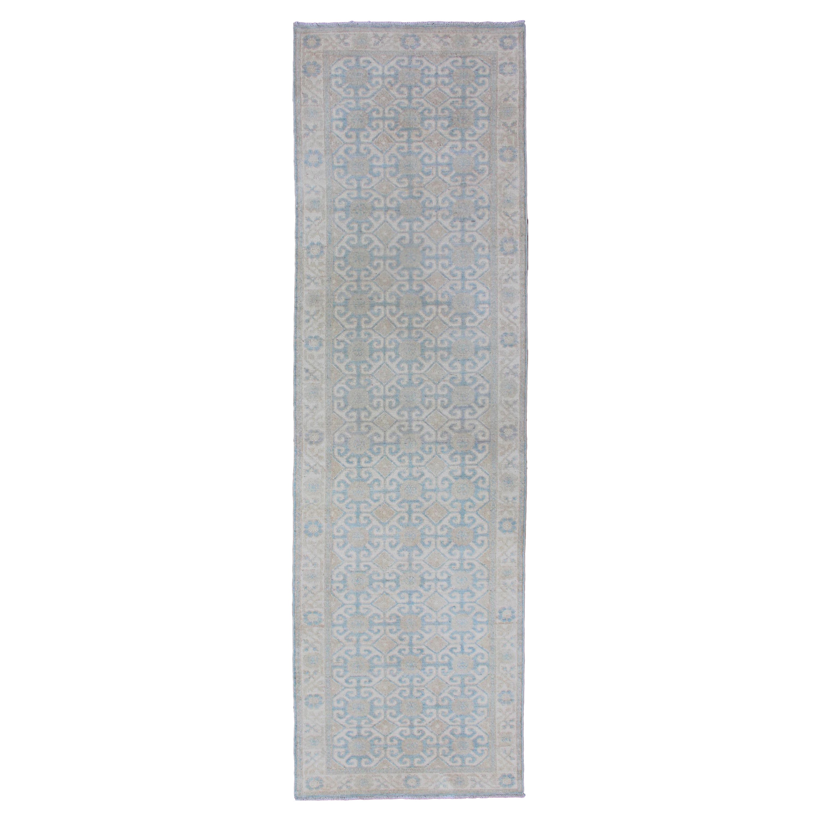 Keivan Woven Arts Khotan-Läufer mit geometrischem All-Over-Muster 2'9 x 9'10