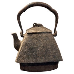 Antike japanische Teekanne aus Gusseisen