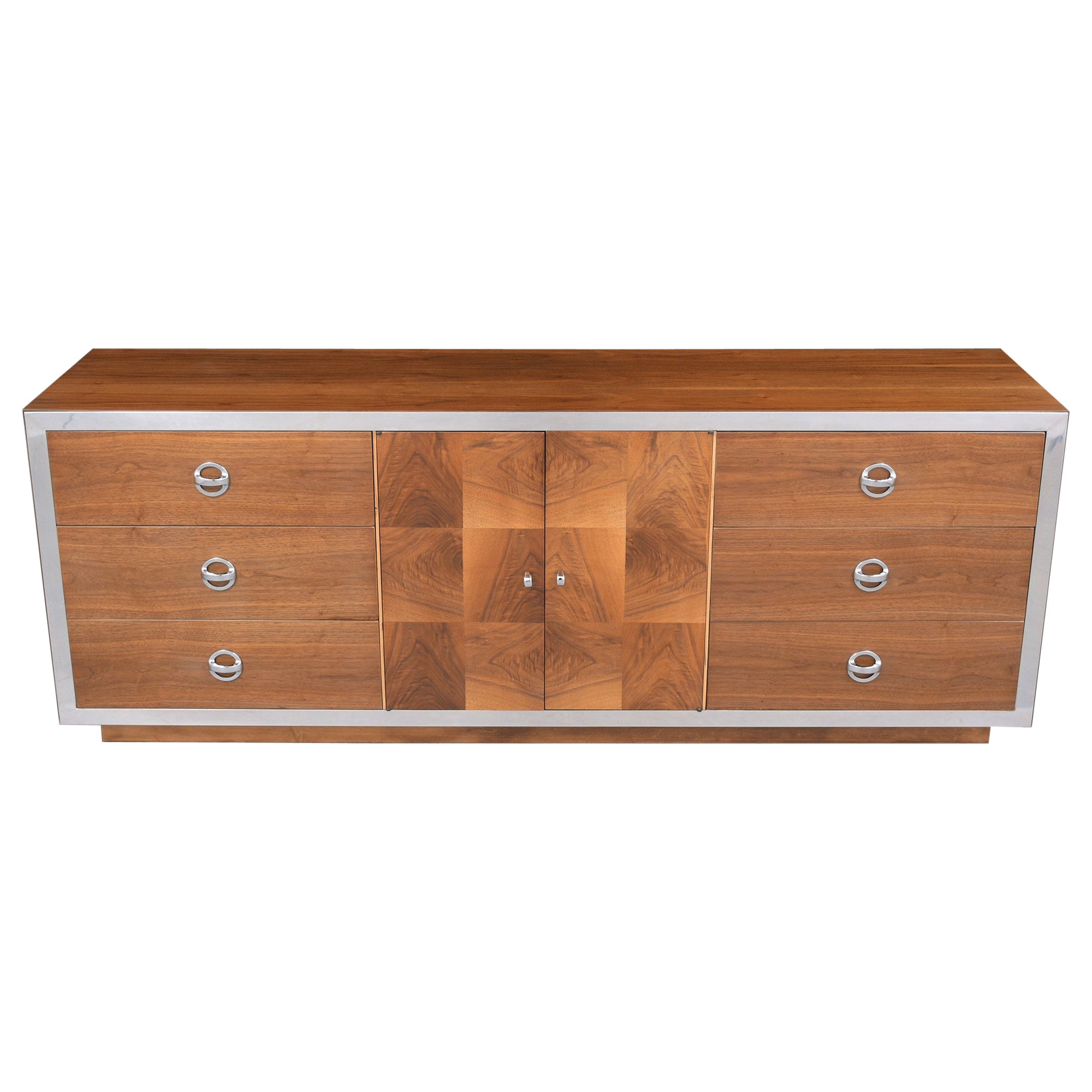 Restaurierte Mid-Century Modern Nussbaum Kommode: 1960er Eleganz im Angebot