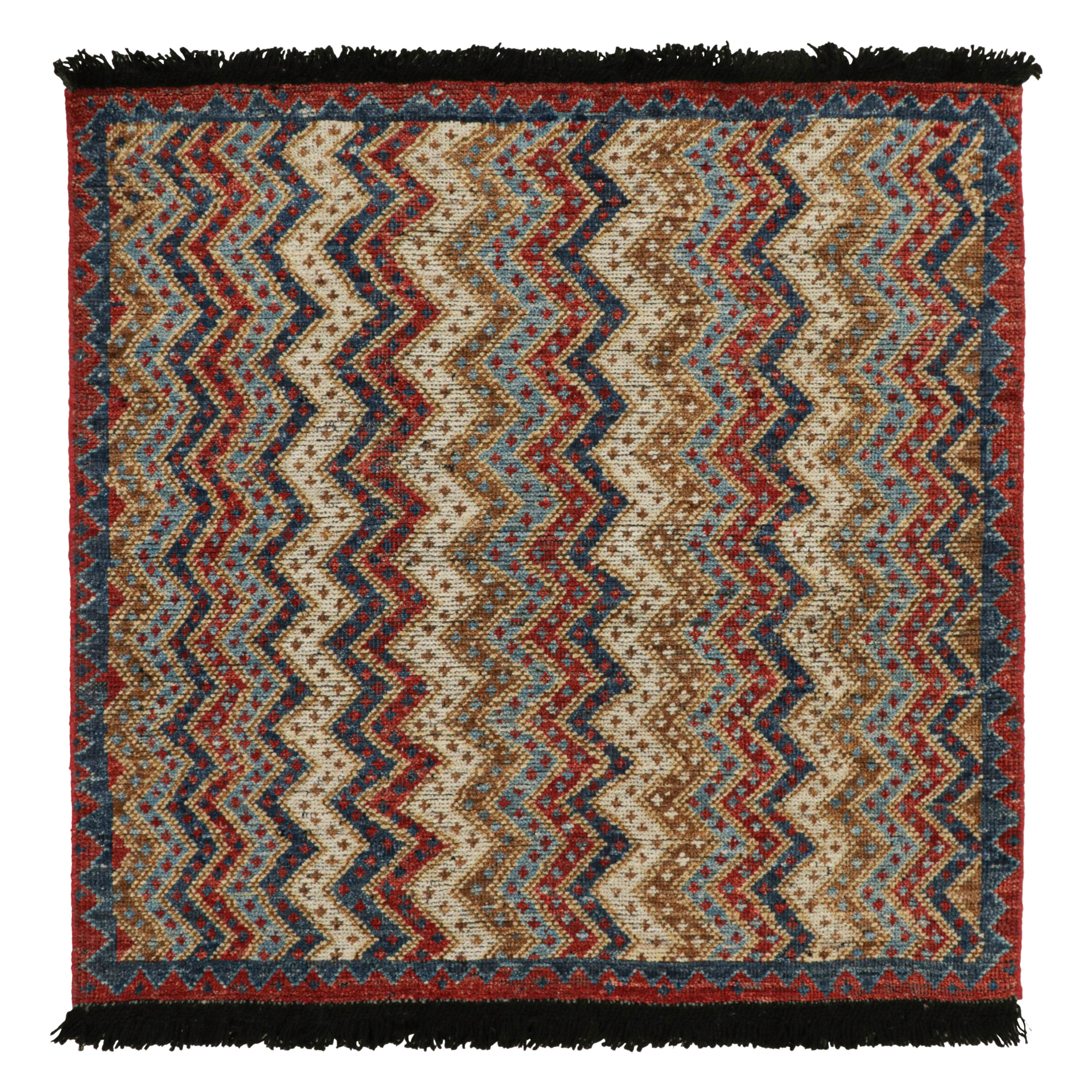 Rug & Kilim's antiker Teppich im Stammesstil mit roten, blauen, braunen und weißen Mustern im Angebot