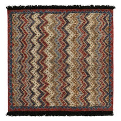Rug & Kilim's antiker Teppich im Stammesstil mit roten, blauen, braunen und weißen Mustern