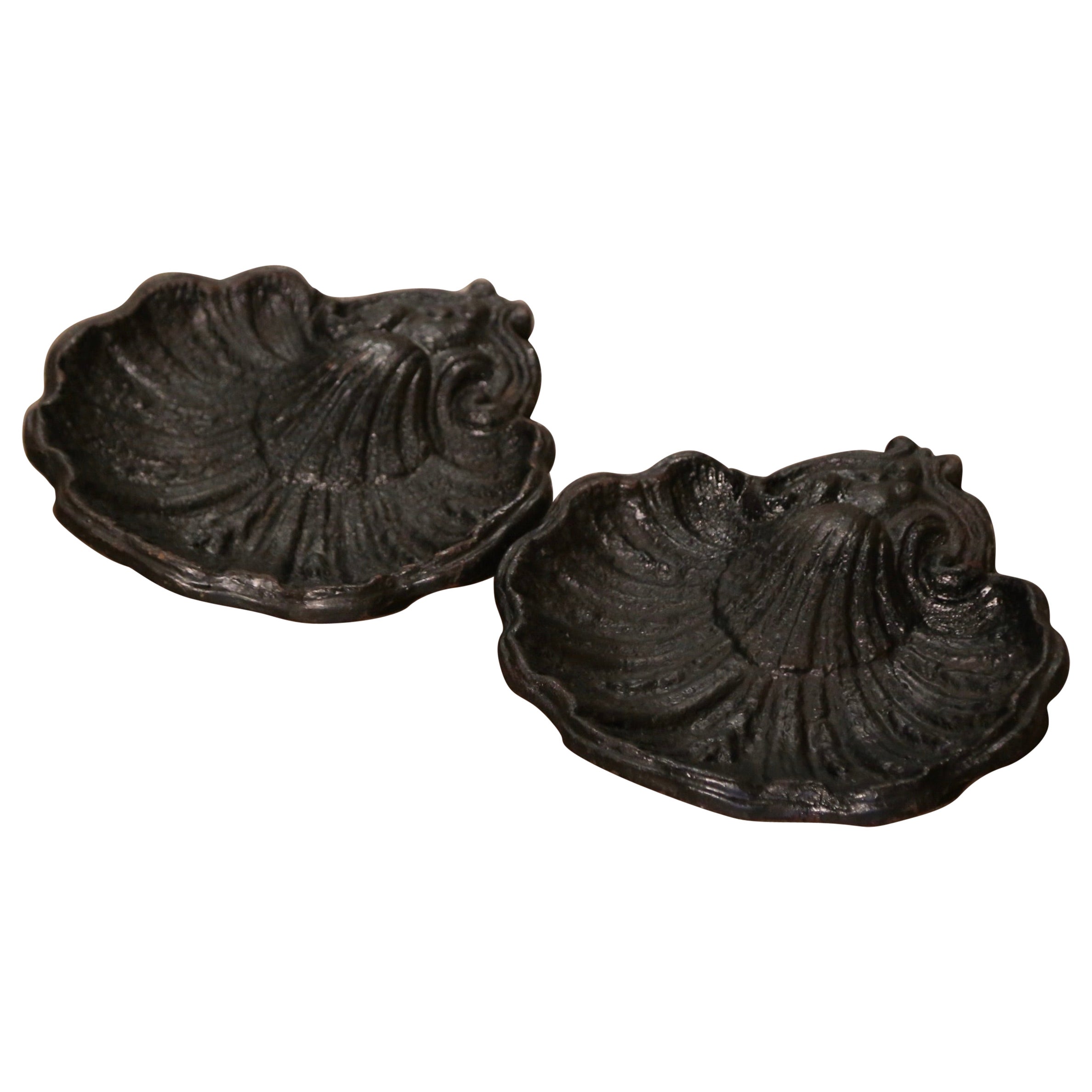 Paar französische Muschelschalen aus geschnitztem Eisen aus der Mitte des 19. Jahrhunderts Vide-Poches im Angebot