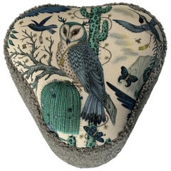 Tabouret en bouclette au motif fantaisiste de hibou