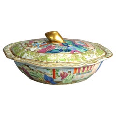 Soupière chinoise ancienne à couvercle en porcelaine peinte à la main et dorée, avec médaillon en forme de rose, 19e siècle