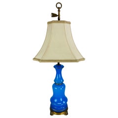 Lampe de table en verre français opalin bleu soufflé à la main au début du 20e siècle.