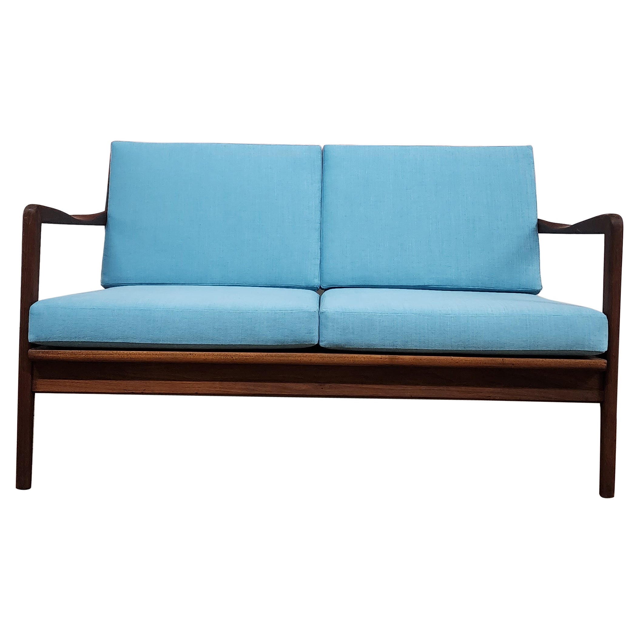 vintage Nussbaum Rahmen Mitte des Jahrhunderts Sofa im Angebot