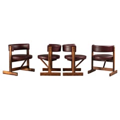 Sedia rotonda modernista in legno e pelle, design brasiliano di metà secolo