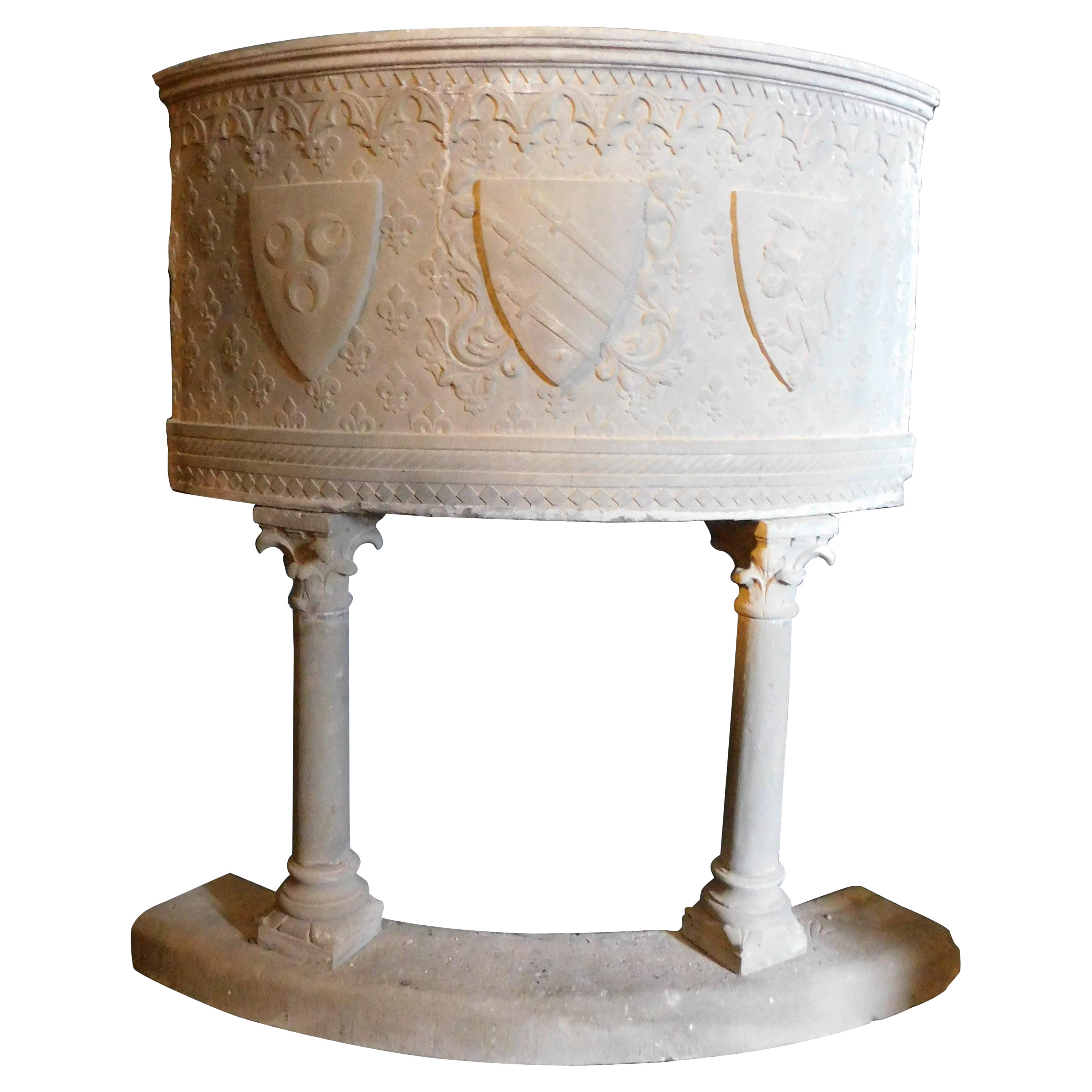 Corner riesiger Kamin aus Serena-Stein, geschnitzt mit Wappen, Toskana im Angebot