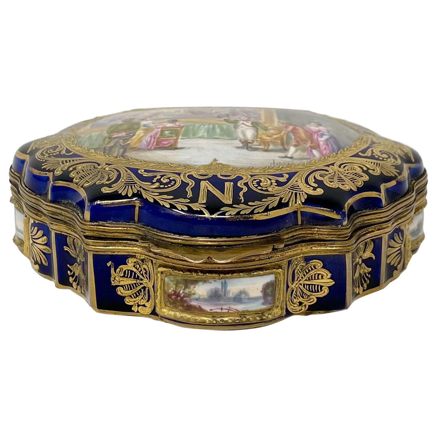 Ancienne boîte peinte Napoléon en porcelaine de Sèvres bleu et or, Circa 1890. en vente