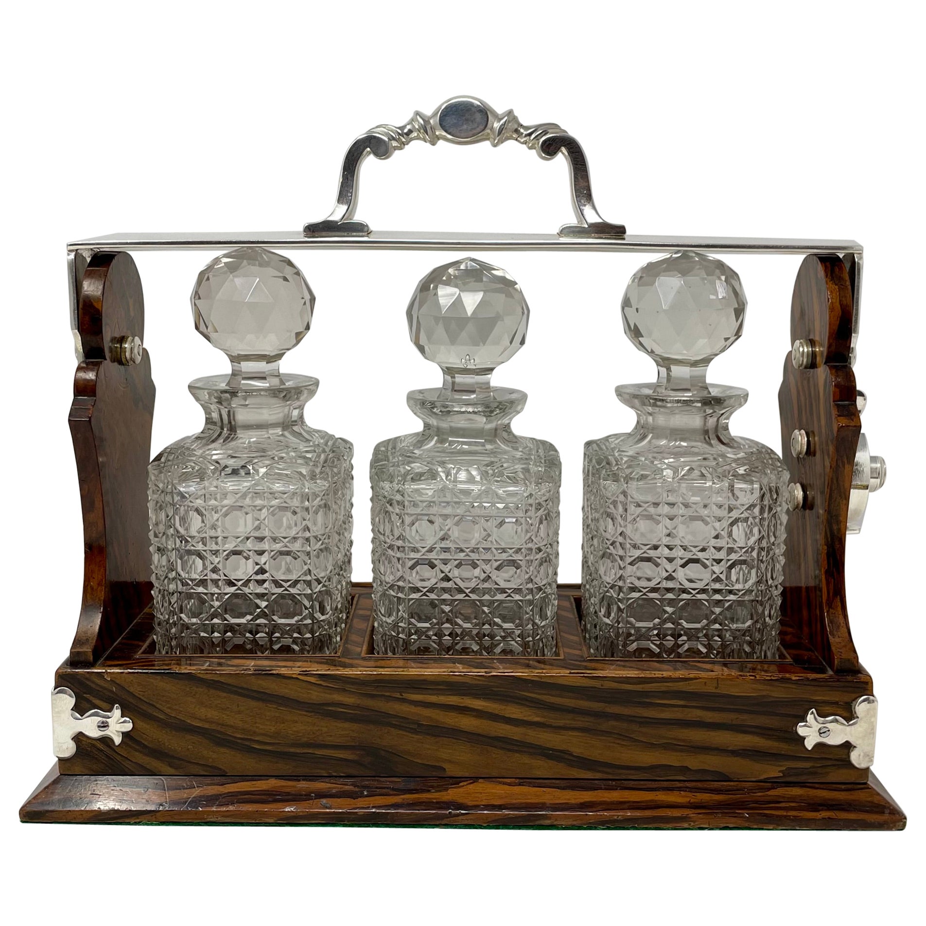 Antike englische Silber montiert Black Walnut 3 Flasche Tantalus, CIRCA 1880. im Angebot