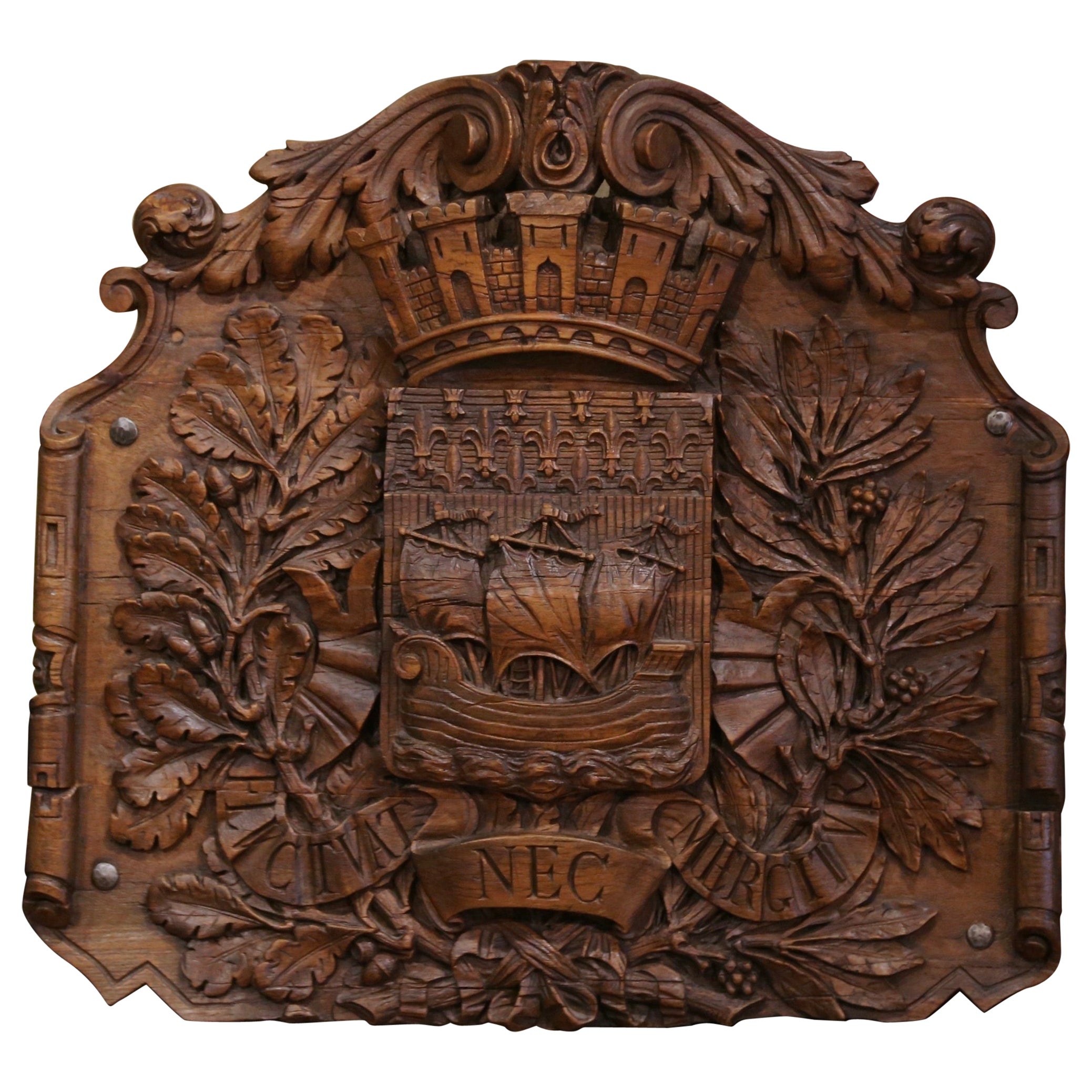 Escudo real de la ciudad de París en nogal tallado francés del siglo XIX en venta