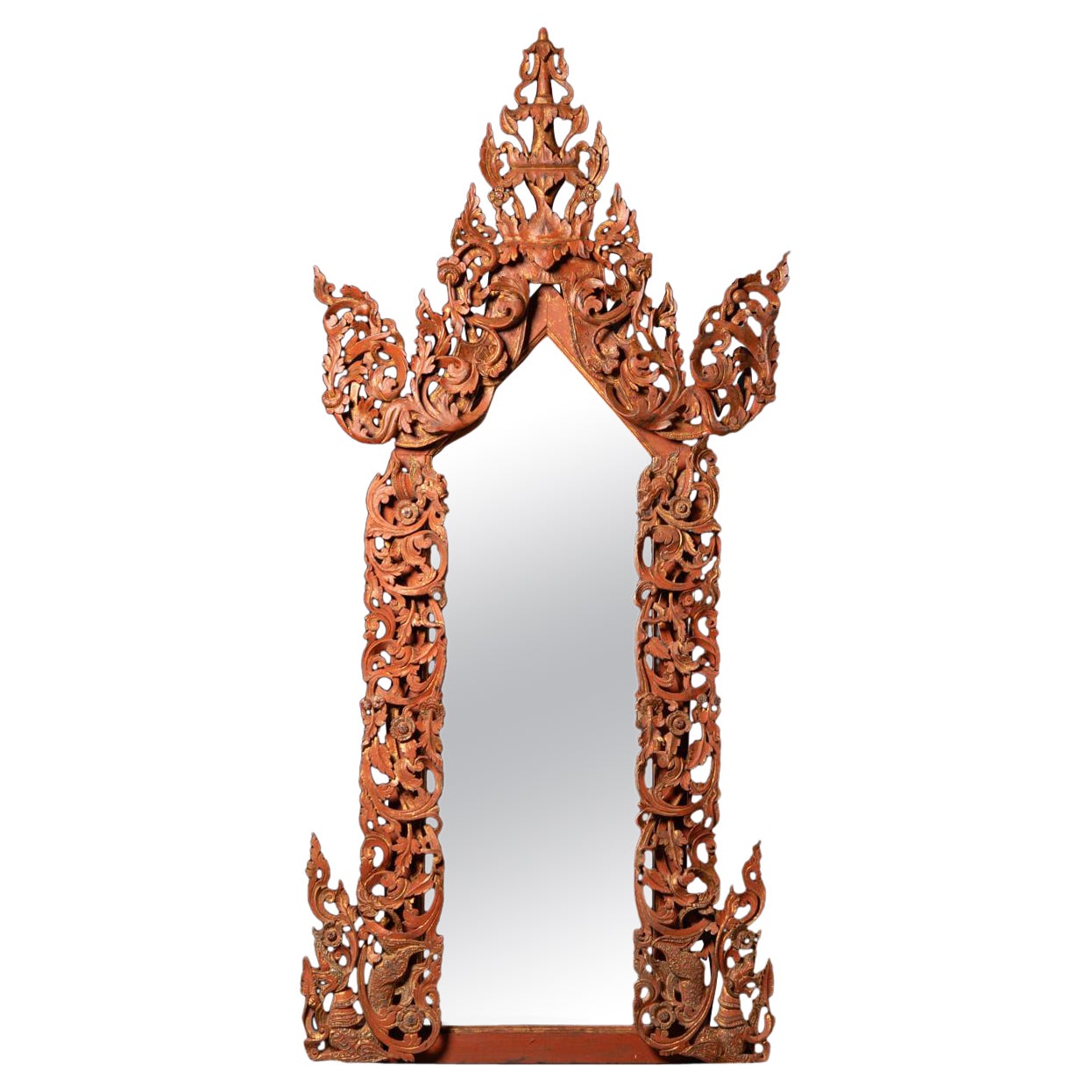 Grand miroir birman ancien du 19ème siècle dans un cadre en bois de Birmanie