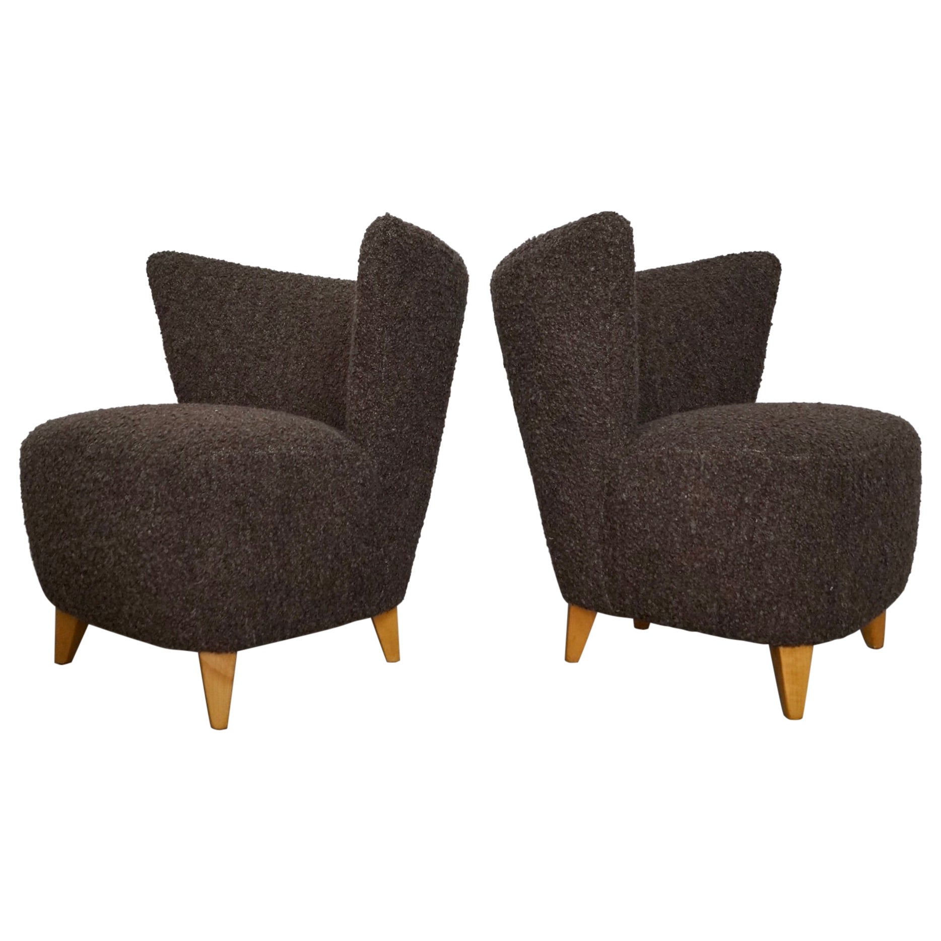Paar Art Deco Wingback Lounge Chairs aus den 1940er Jahren, neu gepolstert mit belgischer Wolle im Angebot