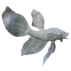 Escultura japonesa de bronce de pez koi