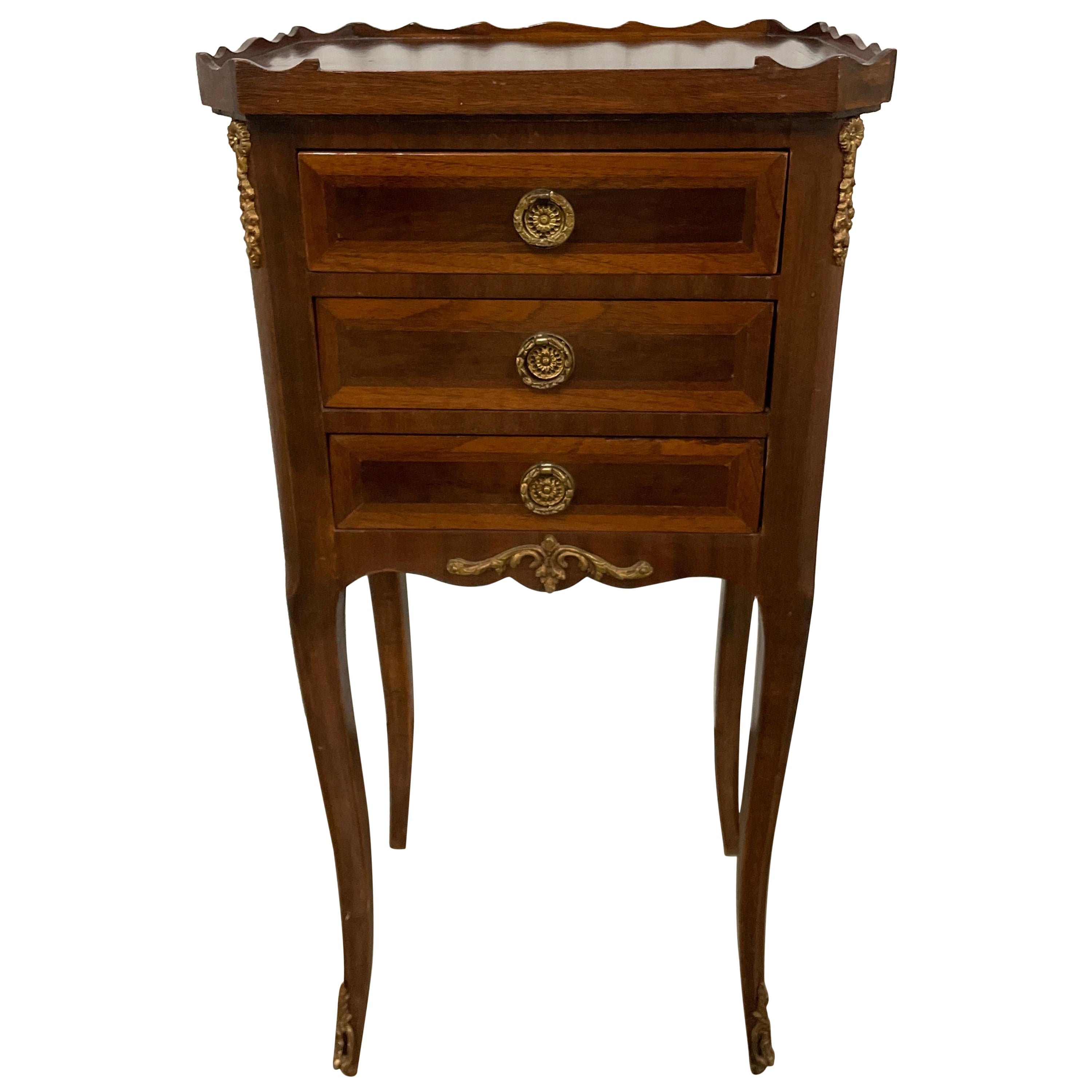 Petite commode/table d'appoint française de style Louis XV à trois tiroirs