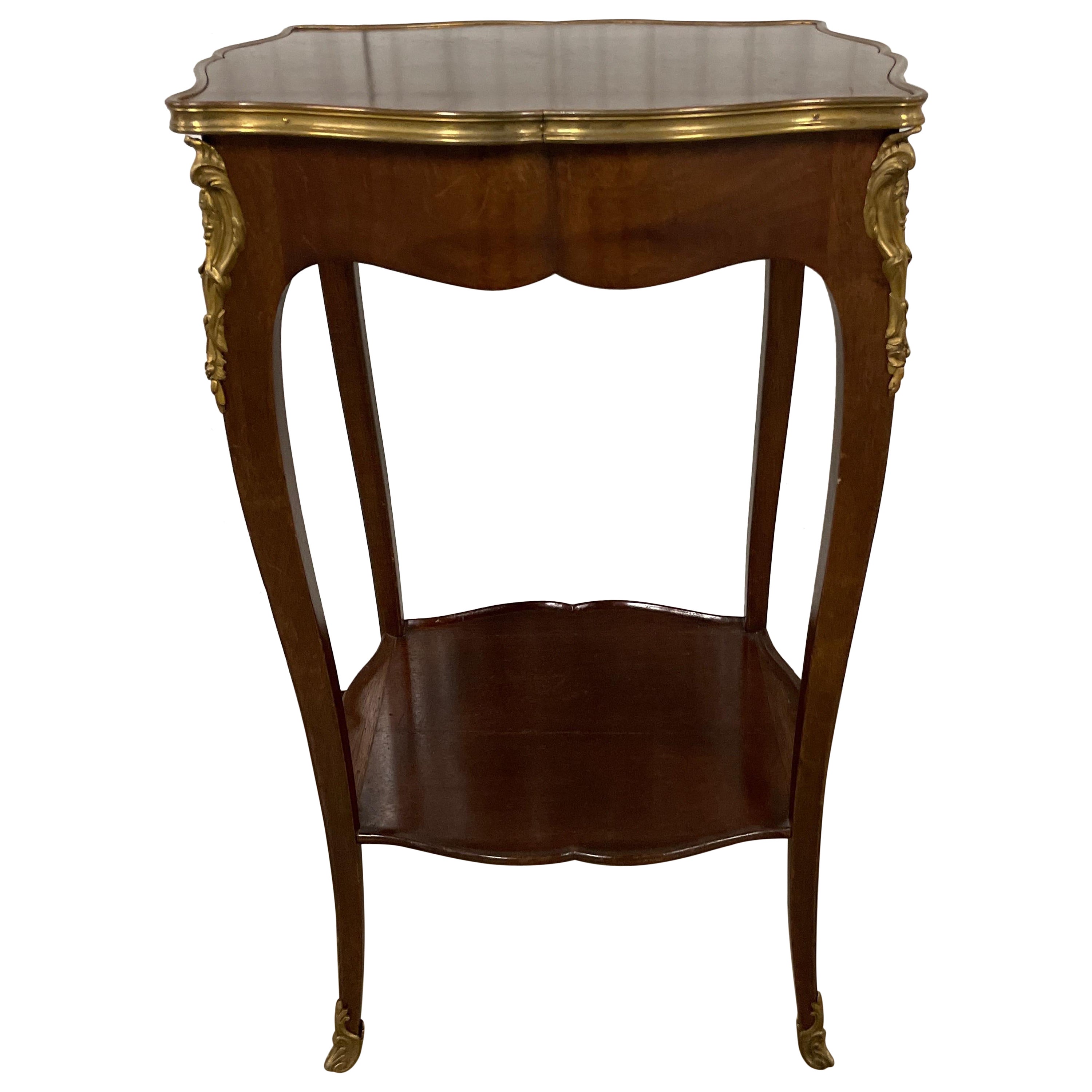 Table d'appoint ancienne à deux niveaux en bois de roi français avec garniture en bronze doré en vente