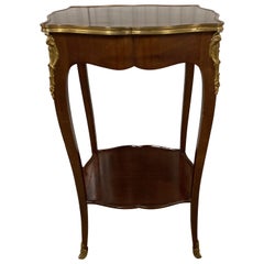 Table d'appoint ancienne à deux niveaux en bois de roi français avec garniture en bronze doré