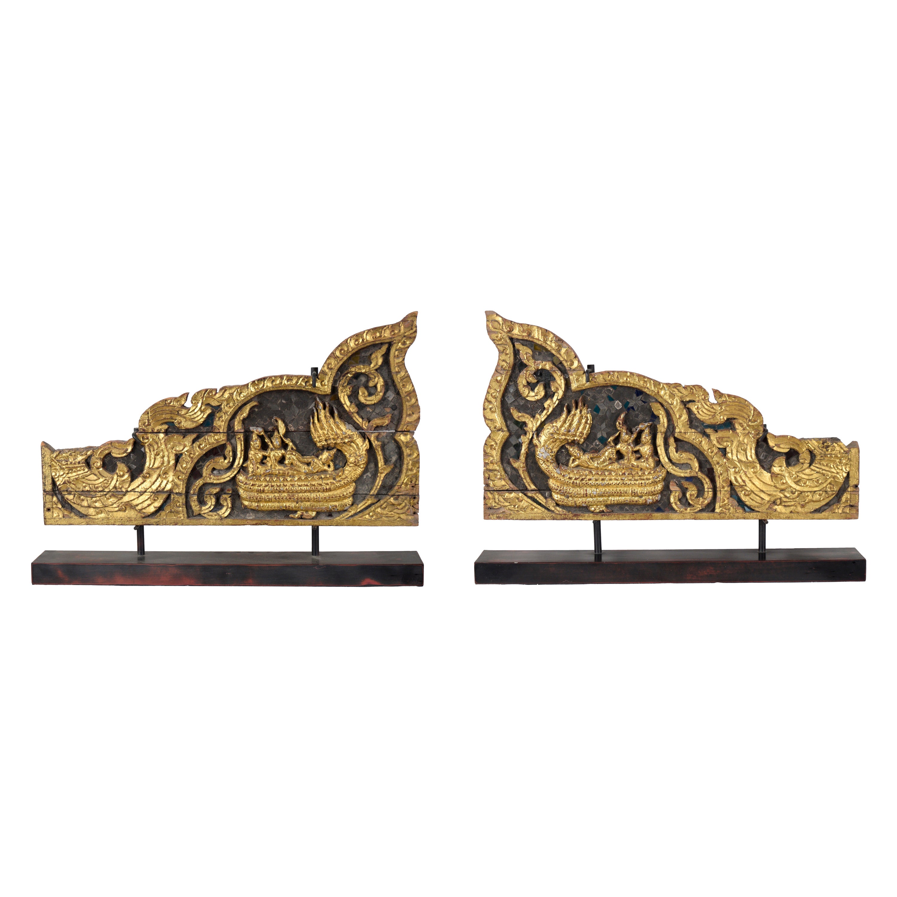 Panneaux latéraux trônes thaïlandais sculptés et dorés datant de l'époque de Rattanakosin (paire) en vente