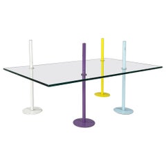 Mesa de café rectangular moderna italiana de cristal y varillas de metal de colores, años 80