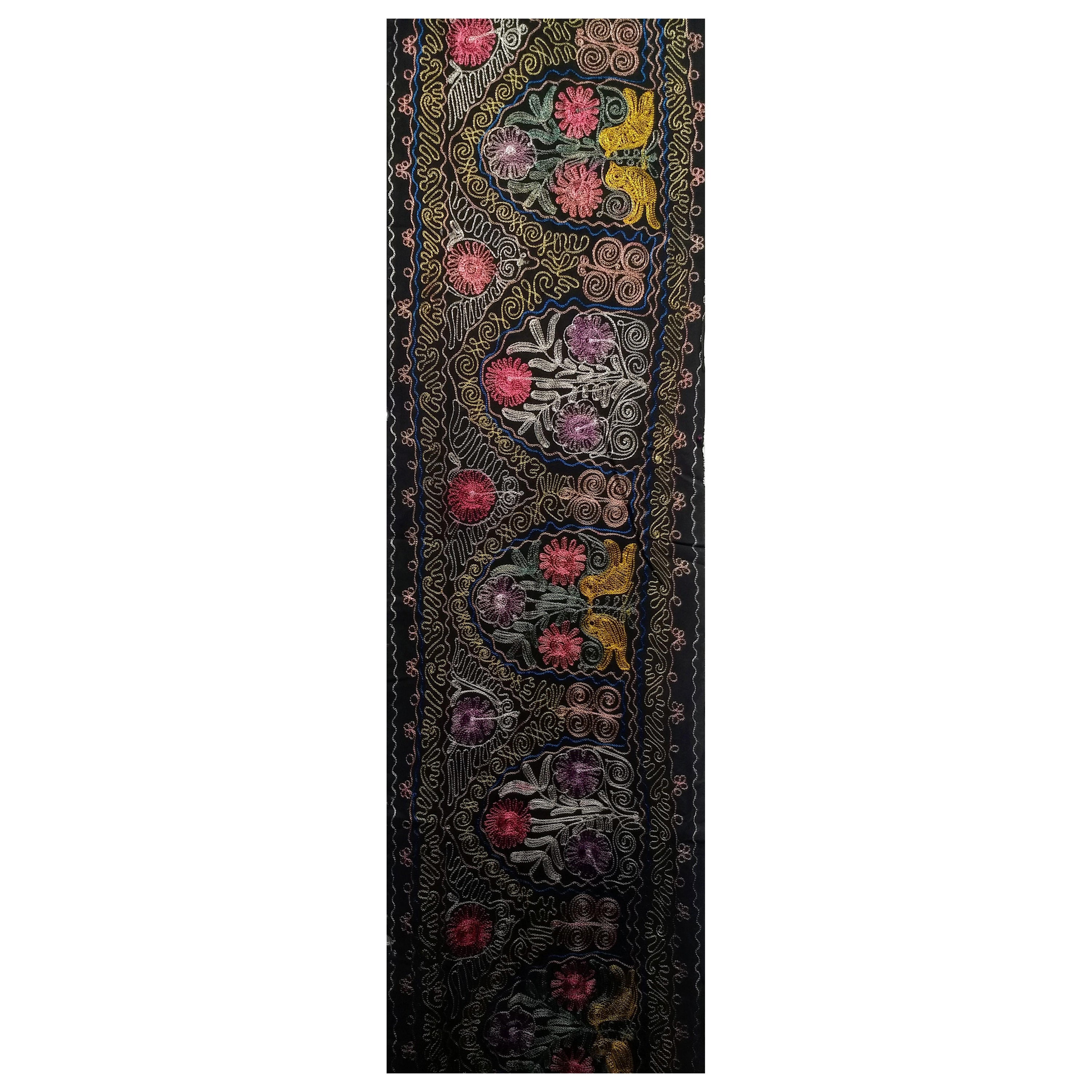 Handgefertigte Vintage-Suzani-Seidenstickerei aus Usbekistan in Zentralasien mit schwarzem Baumwollgrund und Seidenmustern in Schwarz, Blau, Grün, Lila, Gelb und Rot.  Das Design jedes Paneels besteht aus fein seidengestickten Blumenmustern in
