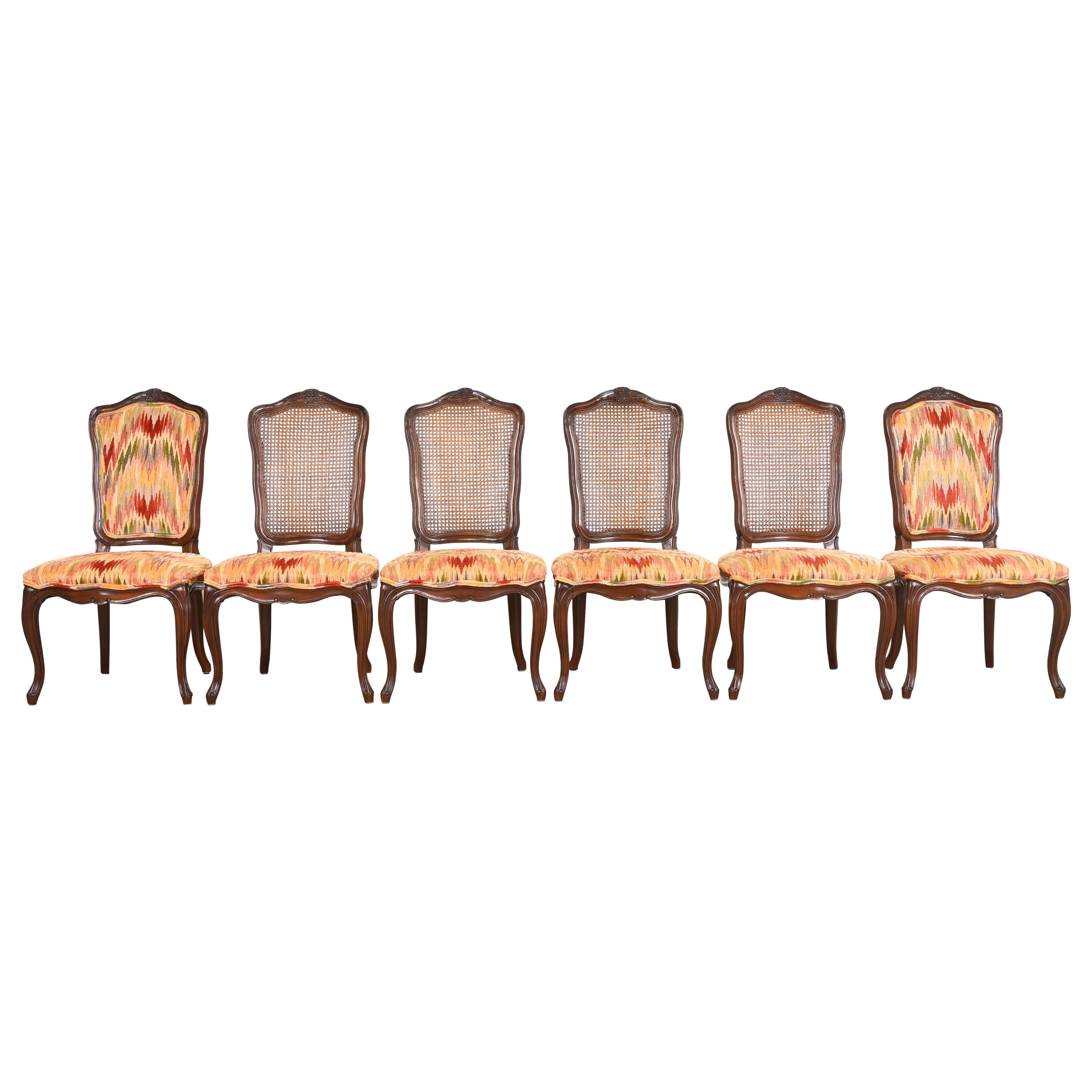 Kindel Furniture Französische Provence Louis XV. Esszimmerstühle aus Nussbaumholz mit Rohrrückenlehne
