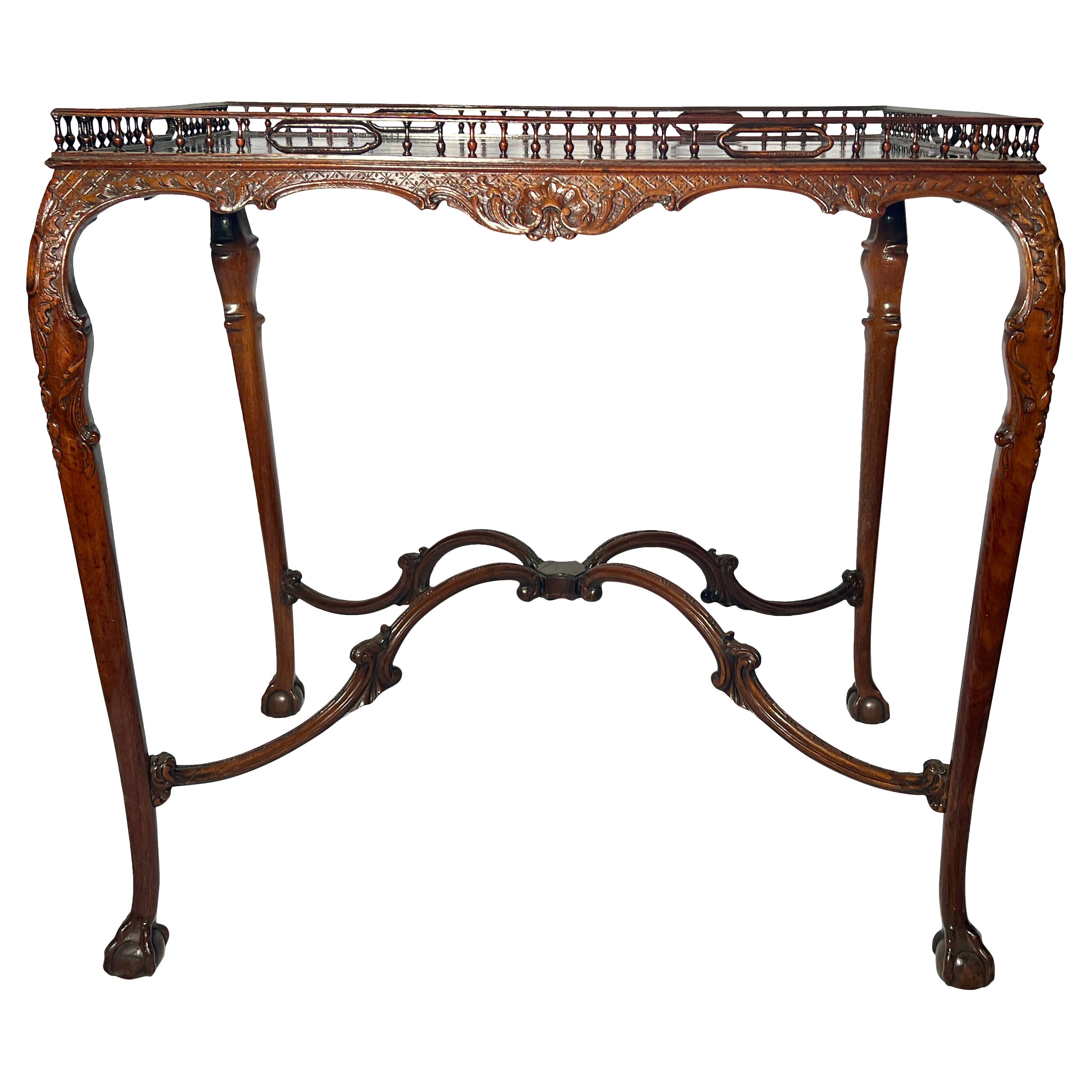 Ancienne table anglaise géorgienne de style Chippendale en acajou et argent, vers les années 1820.