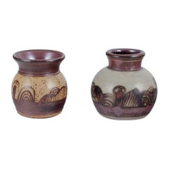 Elly Kuch et Wilhelm Kuch. Deux vases en céramique dans les tons Brown et sable