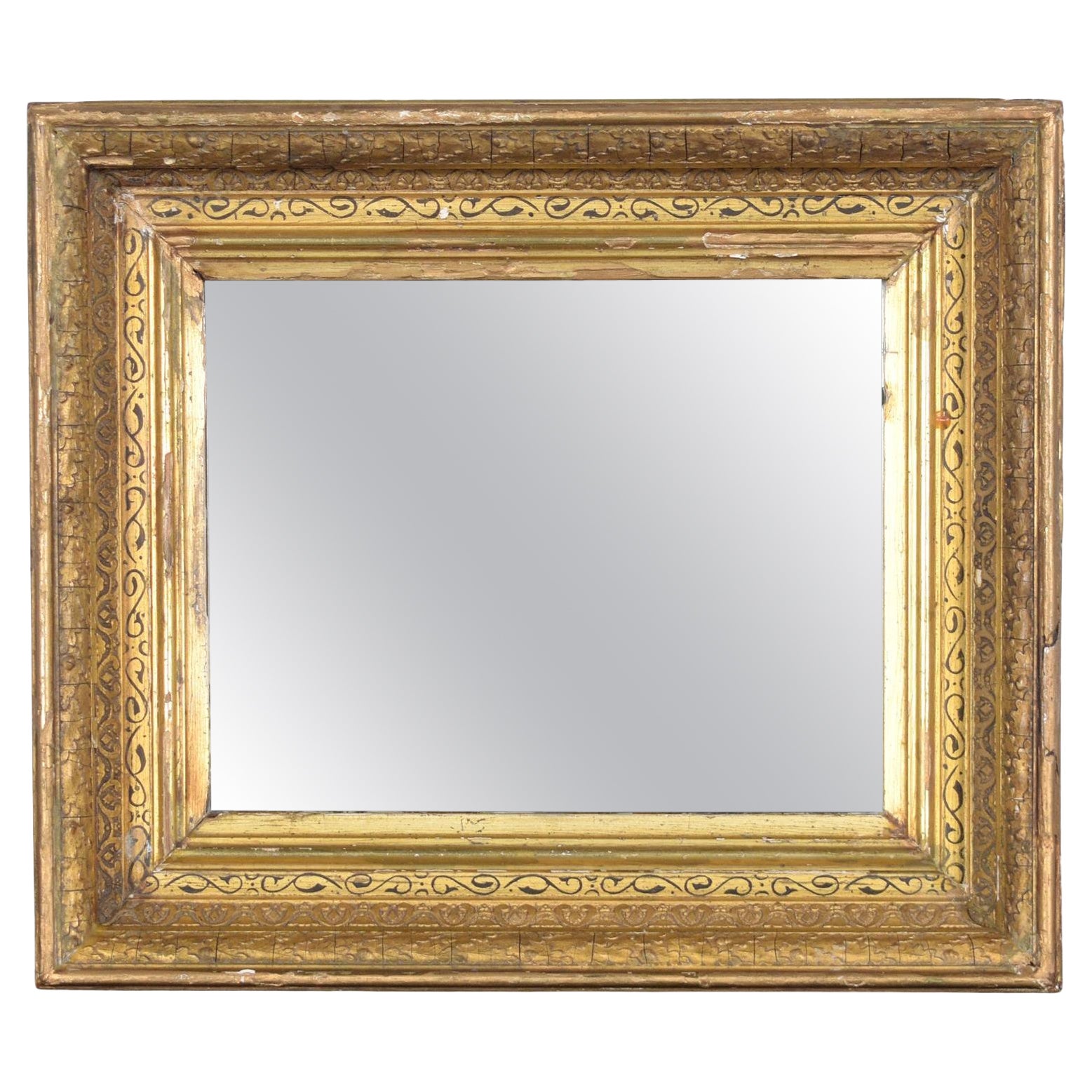 Französischer Antique Mirror aus dem 19. Jahrhundert: Restaurierte Eleganz mit wasservergoldeter Oberfläche