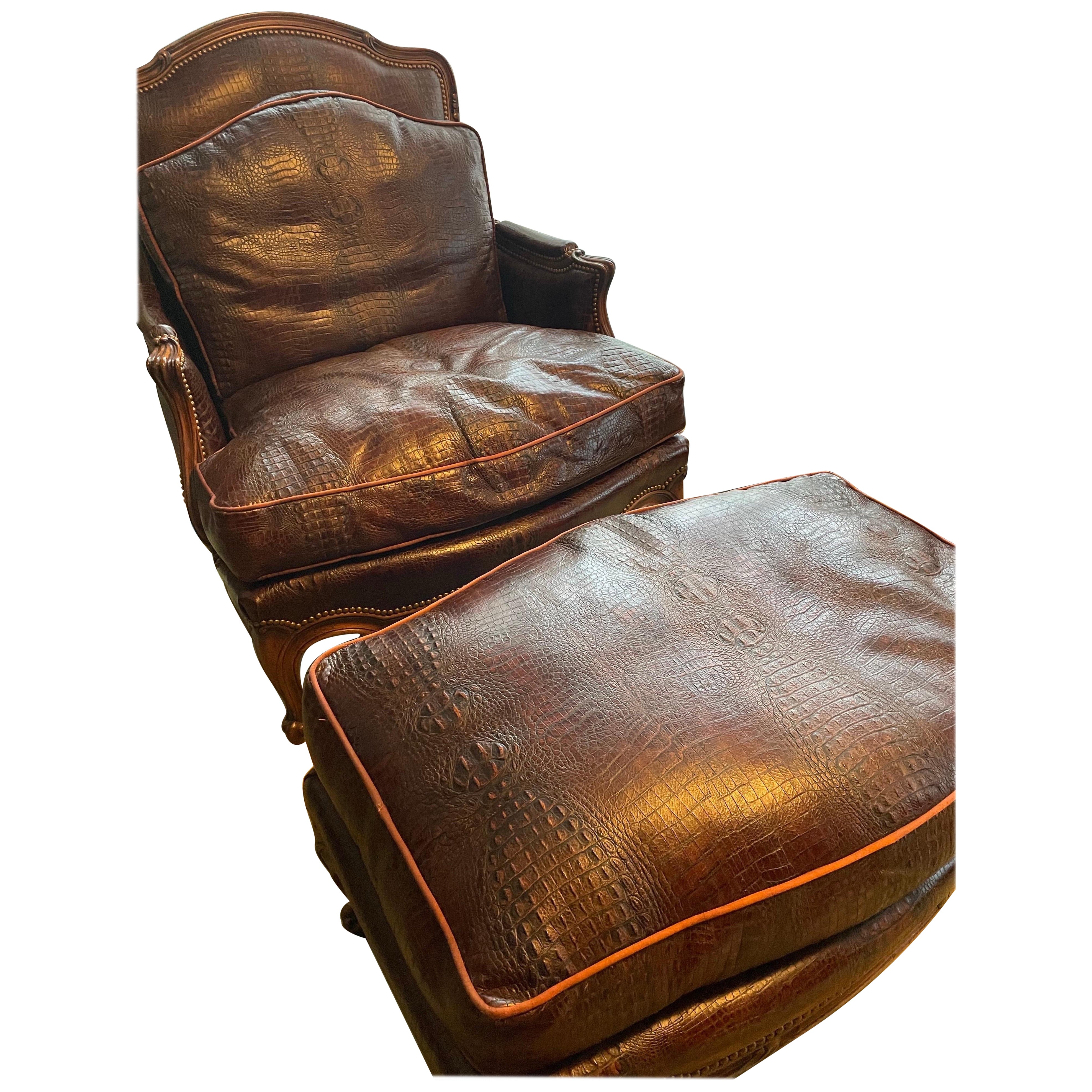 Italienischer Sessel , mit Ottomane in braunem Leder Krokodil Made in Italy , Die feinsten Möbel. Schöner und seltener Sessel und Ottomane .