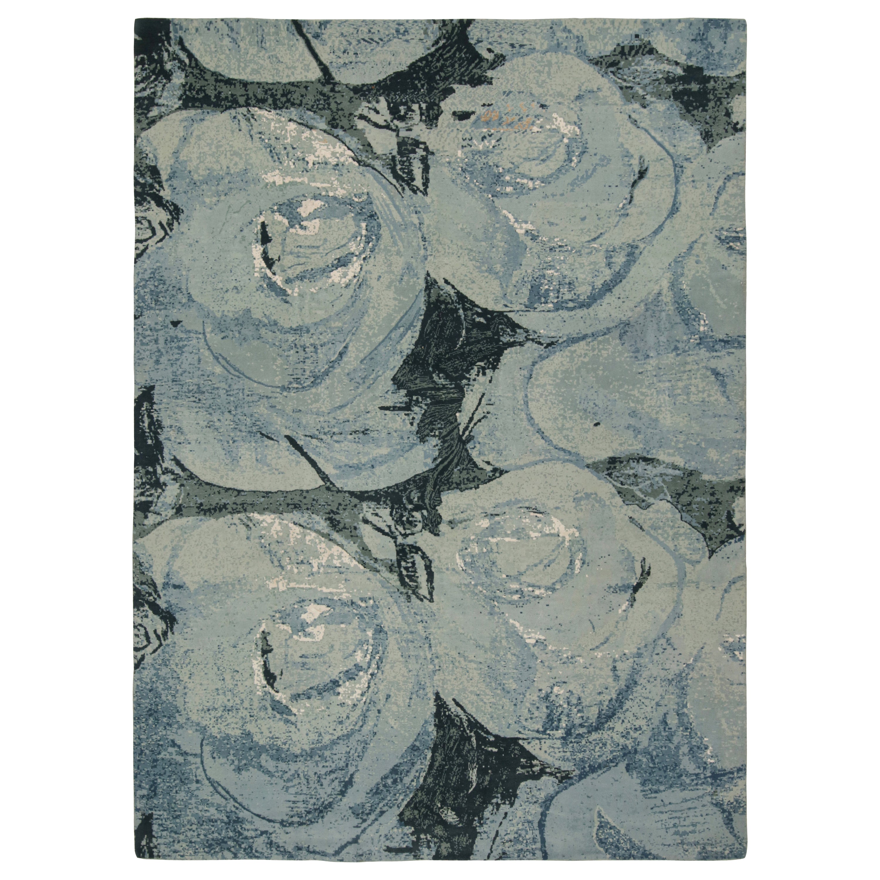Alfombra moderna abstracta impresionista azul con motivos florales de Rug & Kilim