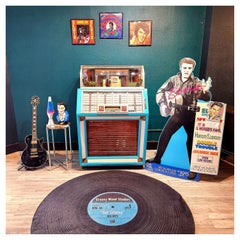 Jukebox Seeburg di metà secolo moderno con bluetooth, opzioni sonos lk eames