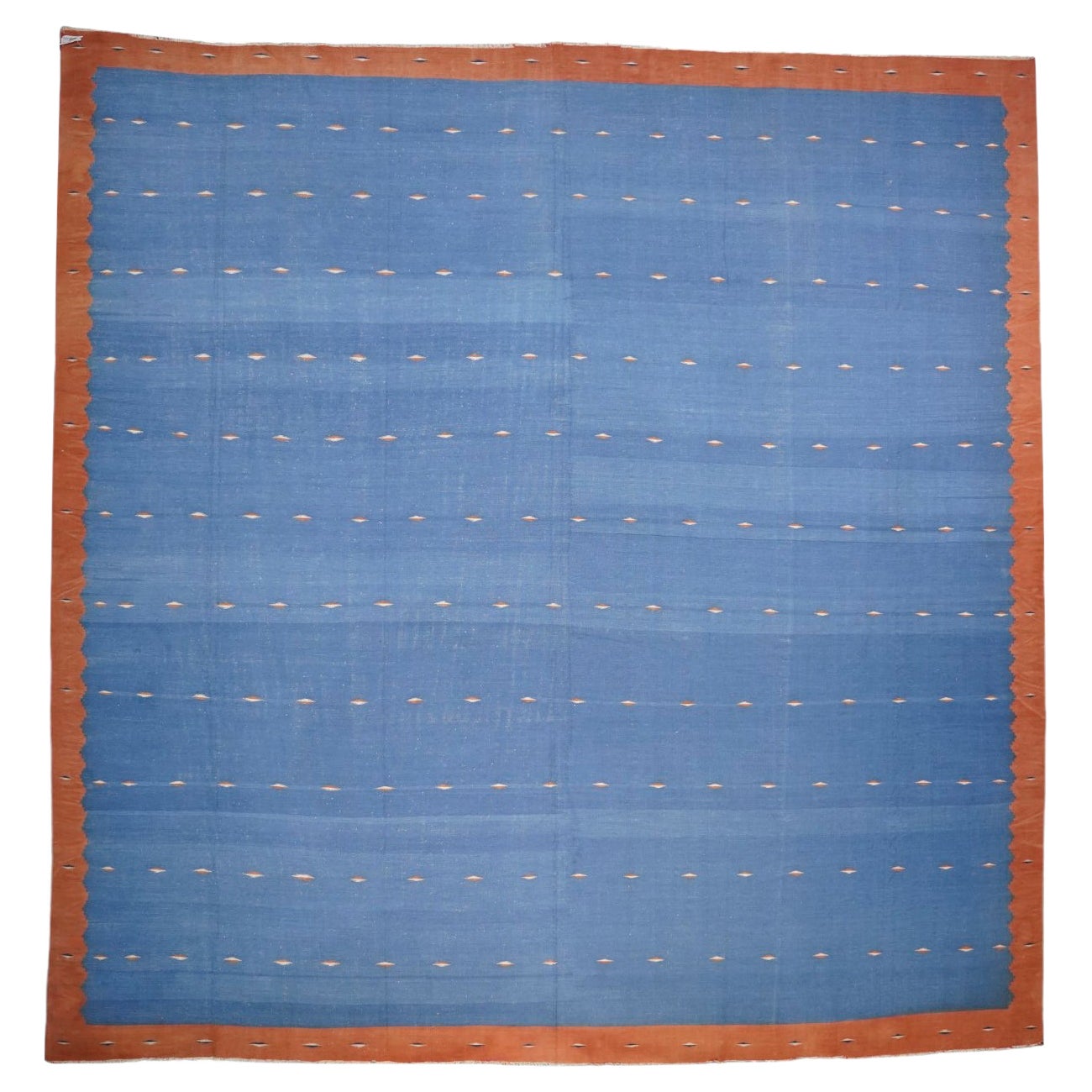 Beigefarbener Vintage-Dhurrie-Teppich mit blauem und grünem geometrischem Muster von Rug & Kilim  