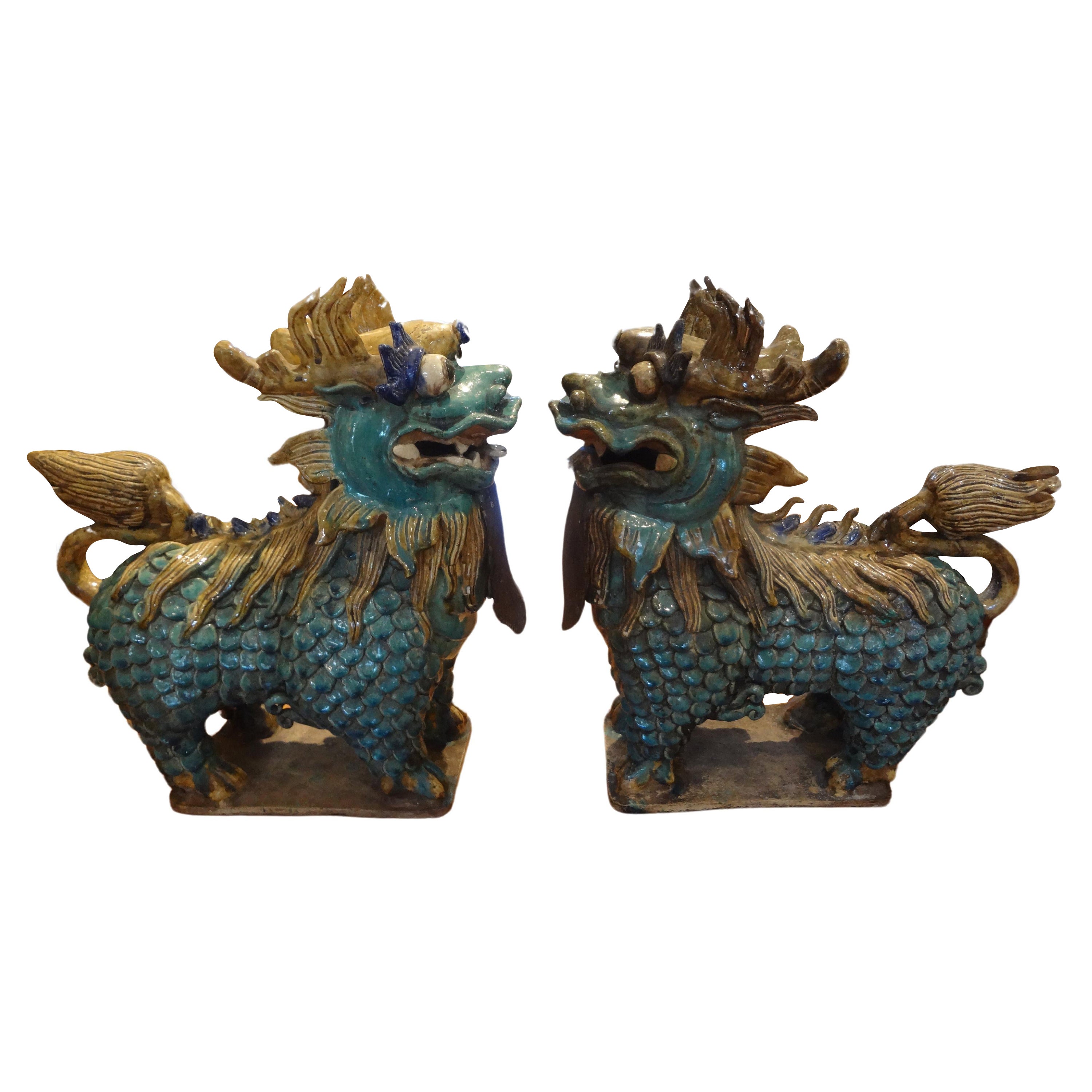 Großes Paar antiker chinesischer Porzellan- Foo-Hunde aus Porzellan im Angebot