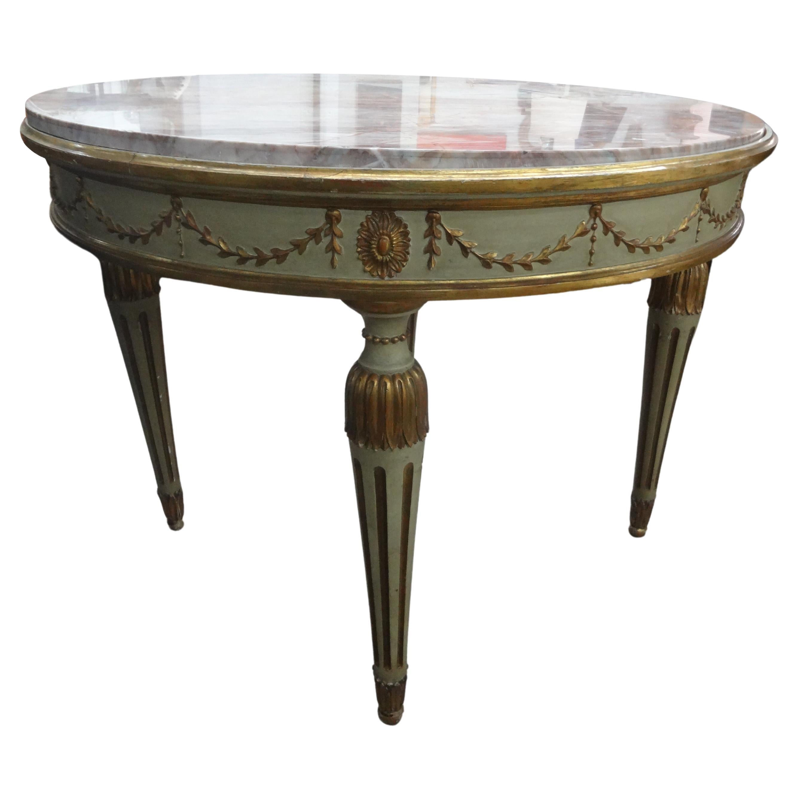 Table centrale de style néoclassique italien peinte et dorée à la feuille