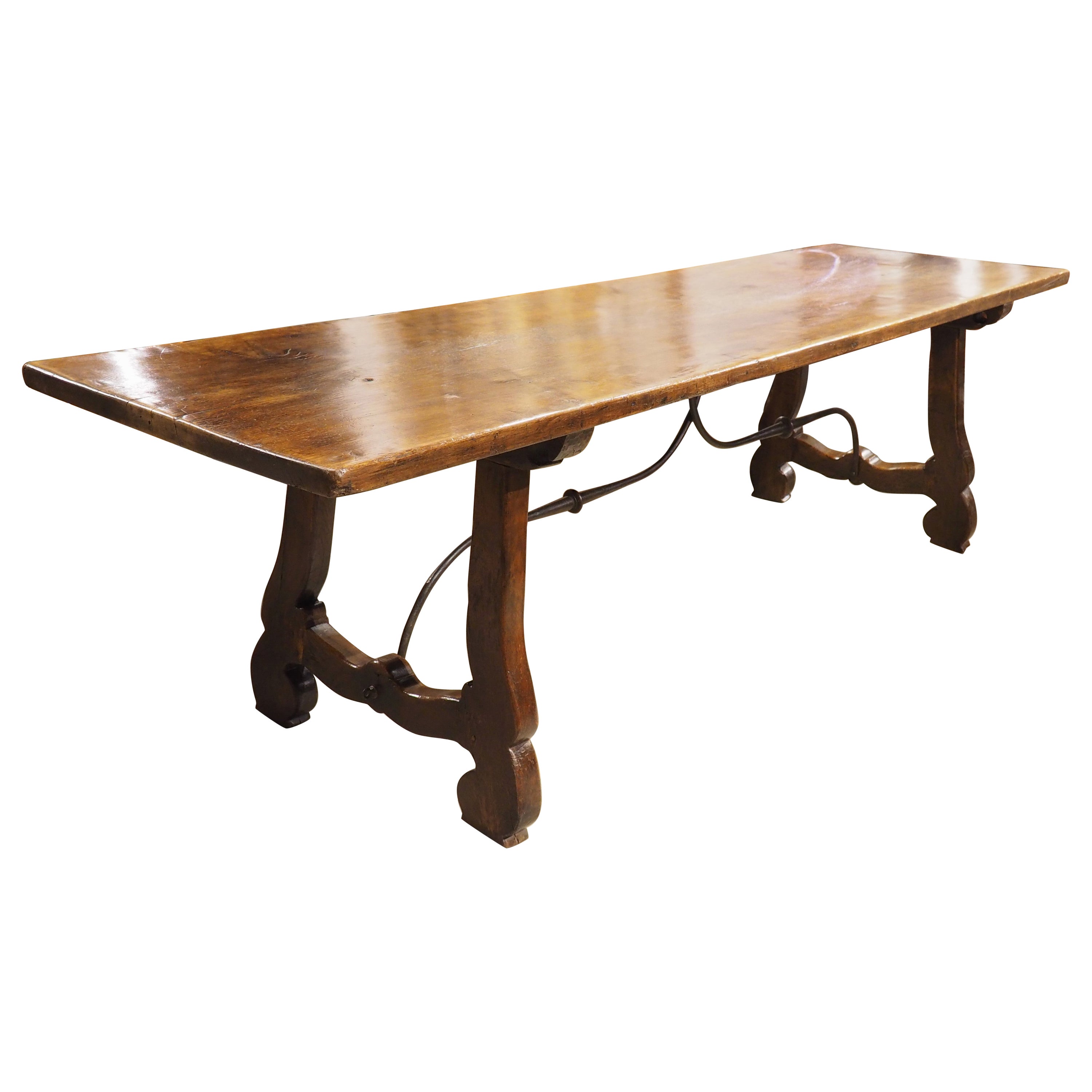 Eleganter Esstisch aus Nussbaumholz aus dem 18. Jahrhundert mit einer Plankenplatte aus Spanien