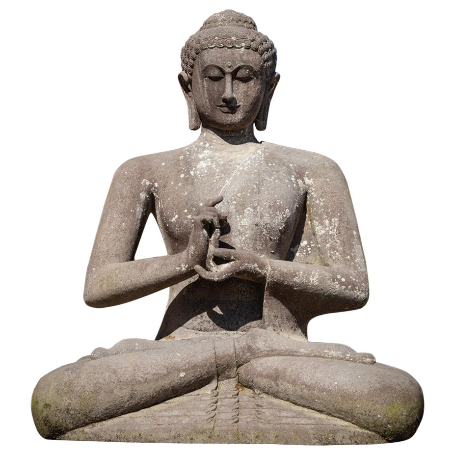 Sondere große Buddha-Statue aus altem Lavastein aus der Mitte des 20. Jahrhunderts  OriginalBuddha im Angebot