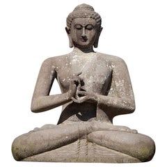 Sondere große Buddha-Statue aus altem Lavastein aus der Mitte des 20. Jahrhunderts  OriginalBuddha