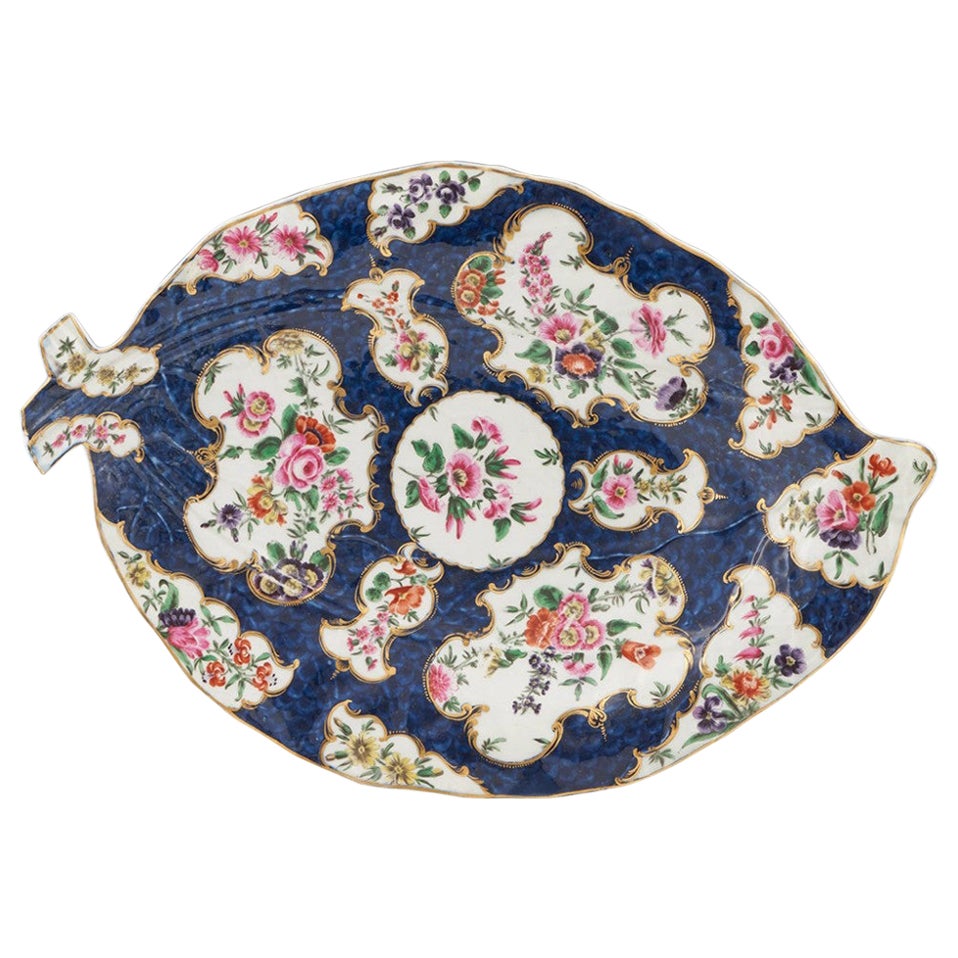 Très grand plat à feuilles bleues en porcelaine de Worcester, vers 1775