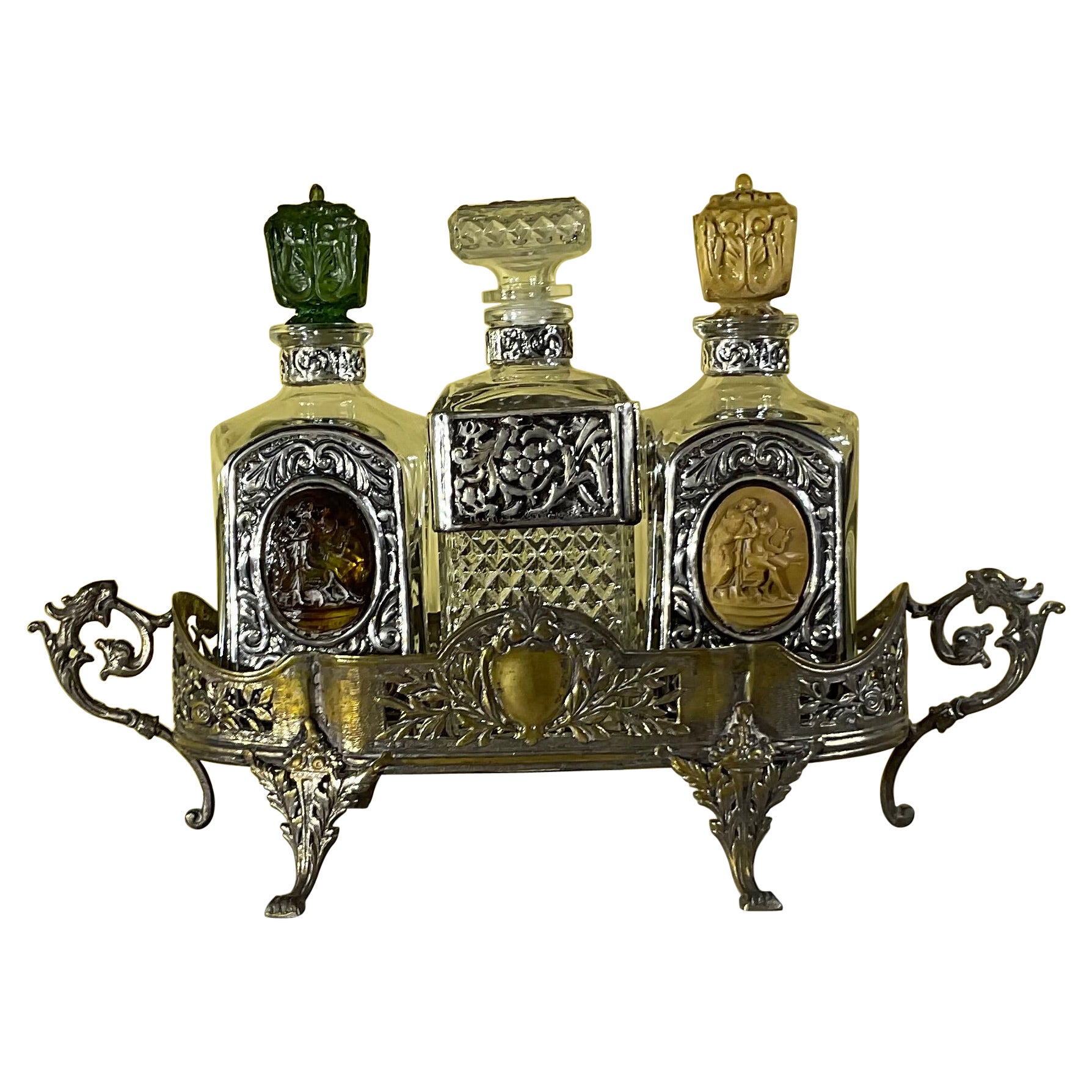 Ensemble de trois carafes vintage en cristal avec plateau en métal argenté en vente
