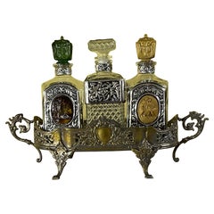 Ensemble de trois carafes vintage en cristal avec plateau en métal argenté