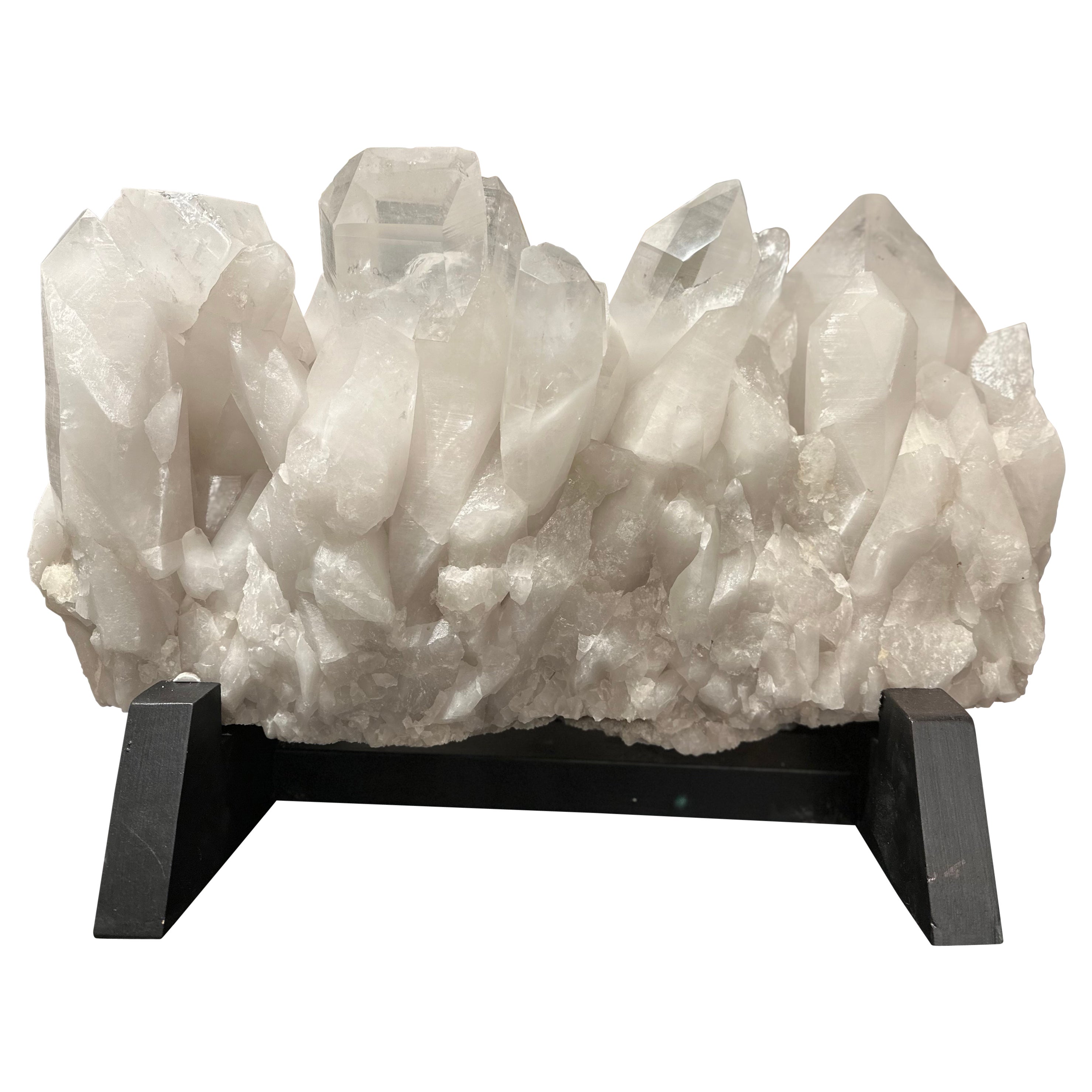 Cristal de roca de cuarzo blanco natural sobre soporte