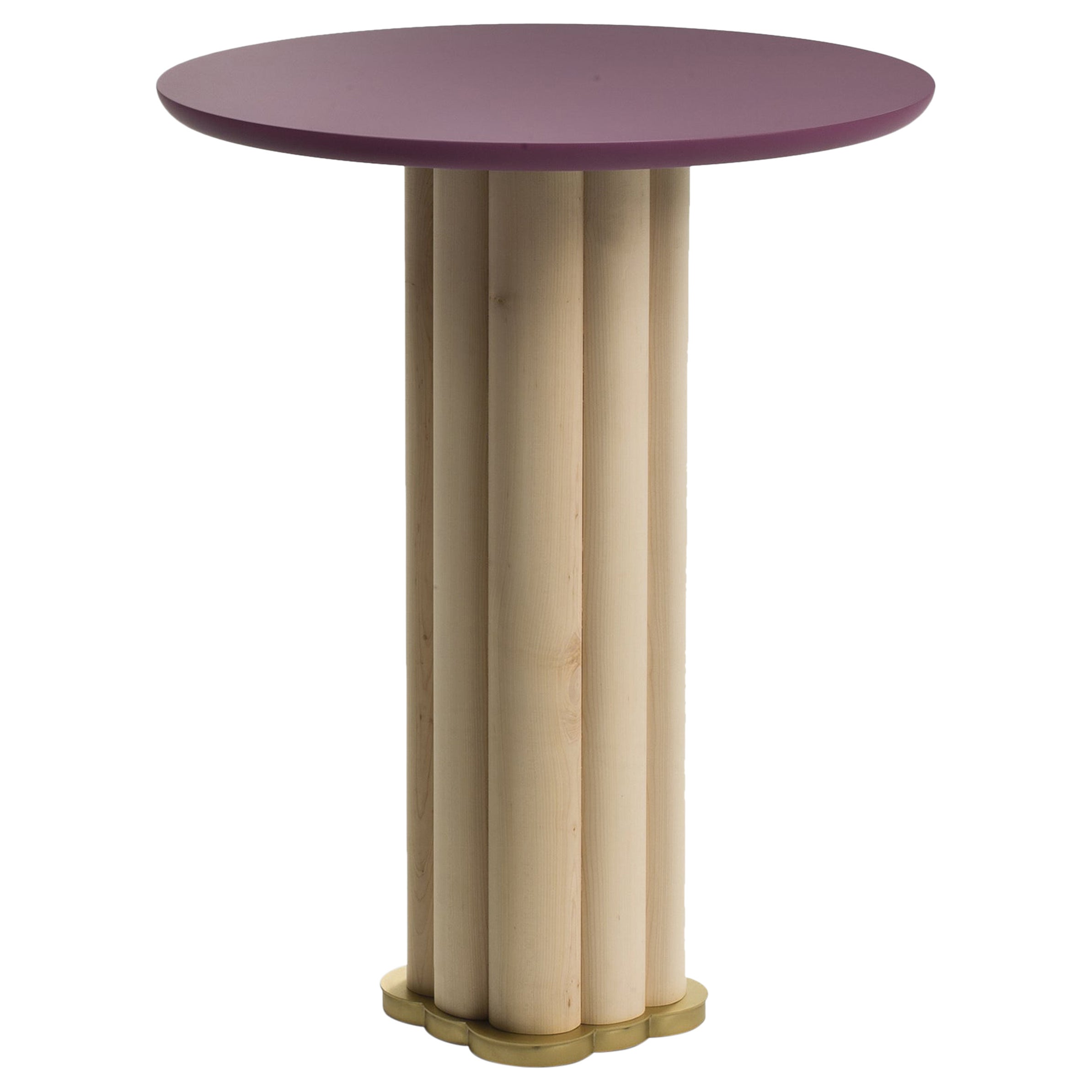 Table haute FLO en bois d'érable et laiton satiné laqué violet en vente