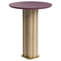 Table haute FLO en bois d'érable et laiton satiné laqué violet