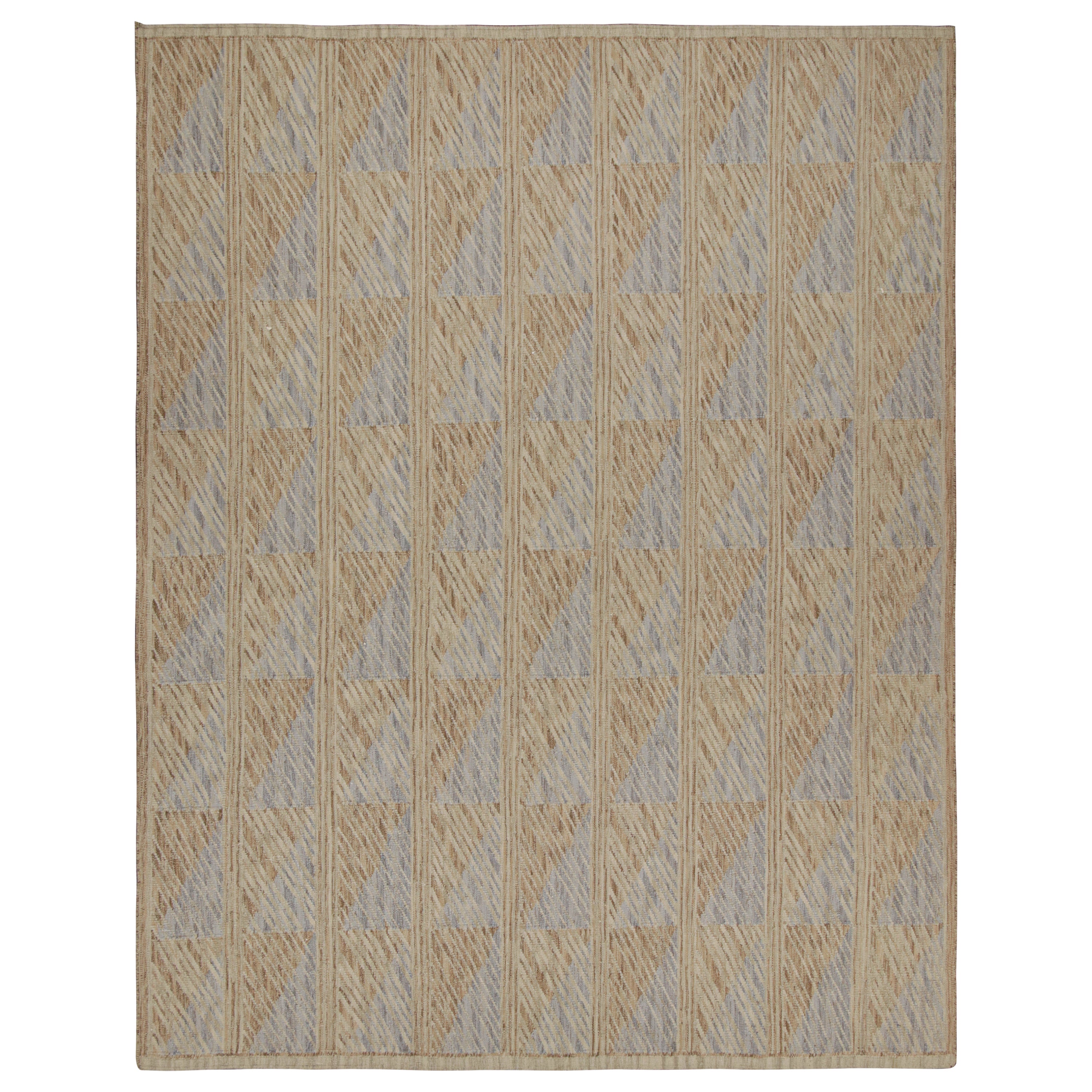 Rug & Kilim's übergroßer Teppich im skandinavischen Stil in Beige-Braun mit geometrischen Mustern im Angebot